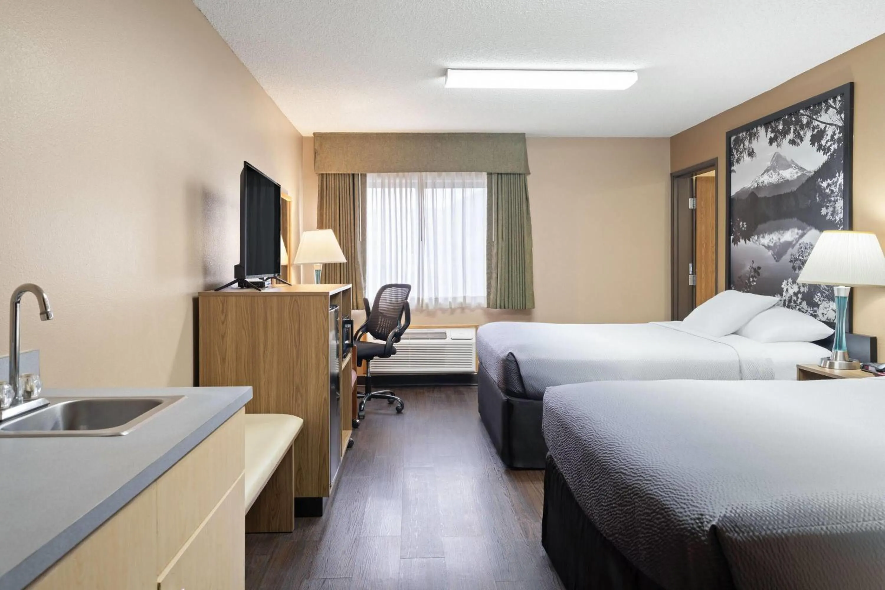 Photo of the whole room, Bed in Super 8 by Wyndham Baker City