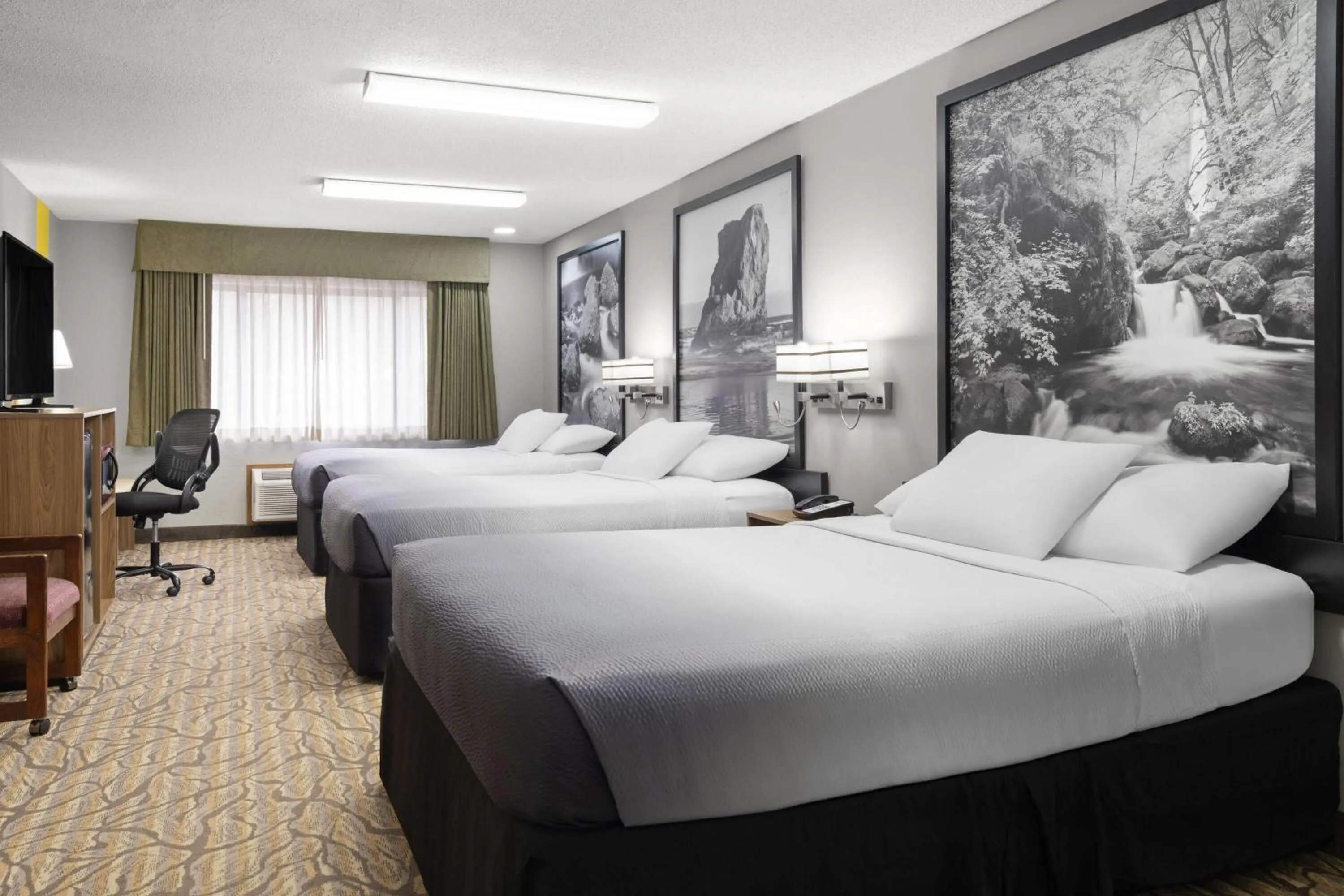 Photo of the whole room, Bed in Super 8 by Wyndham Baker City