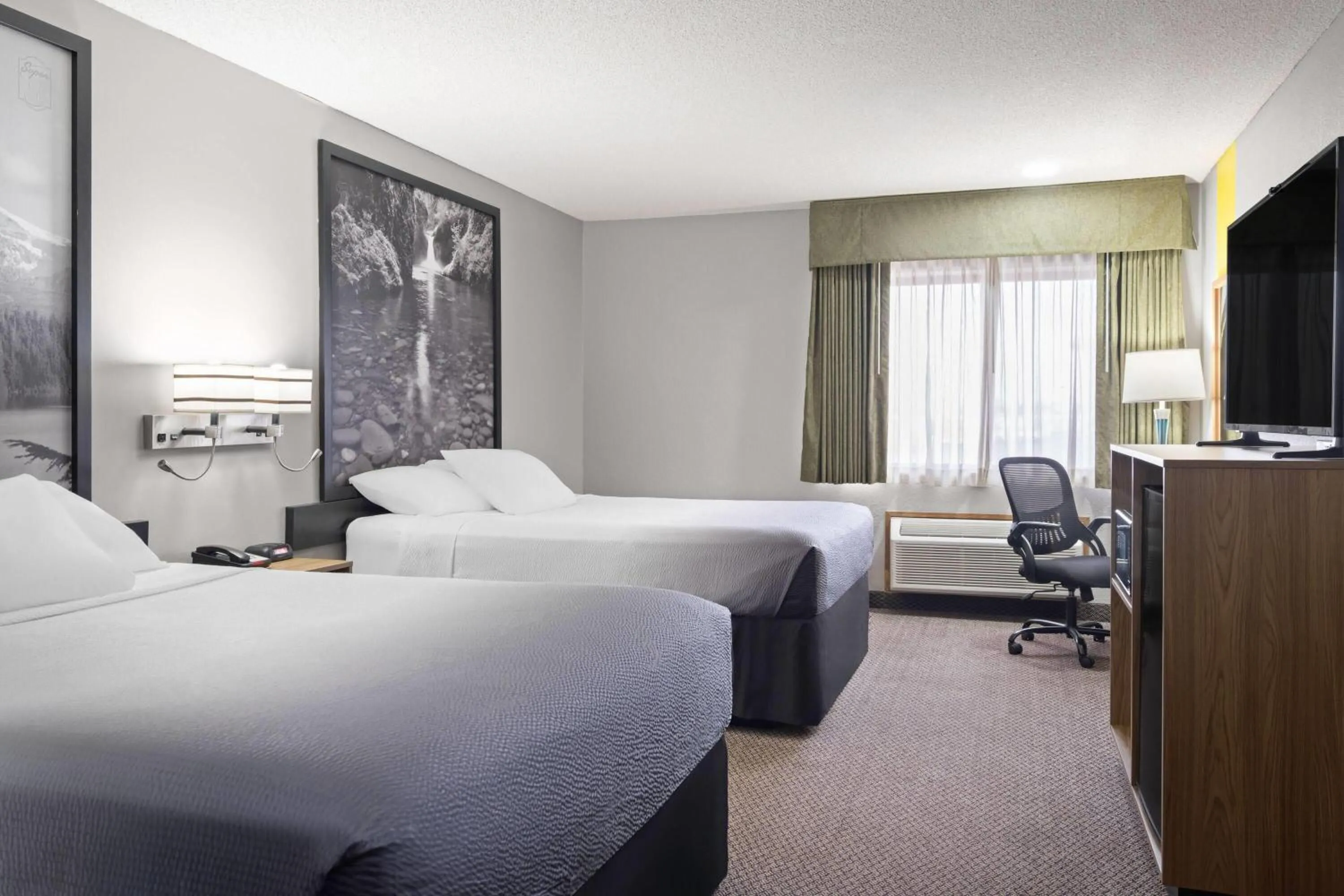 Photo of the whole room, Bed in Super 8 by Wyndham Baker City