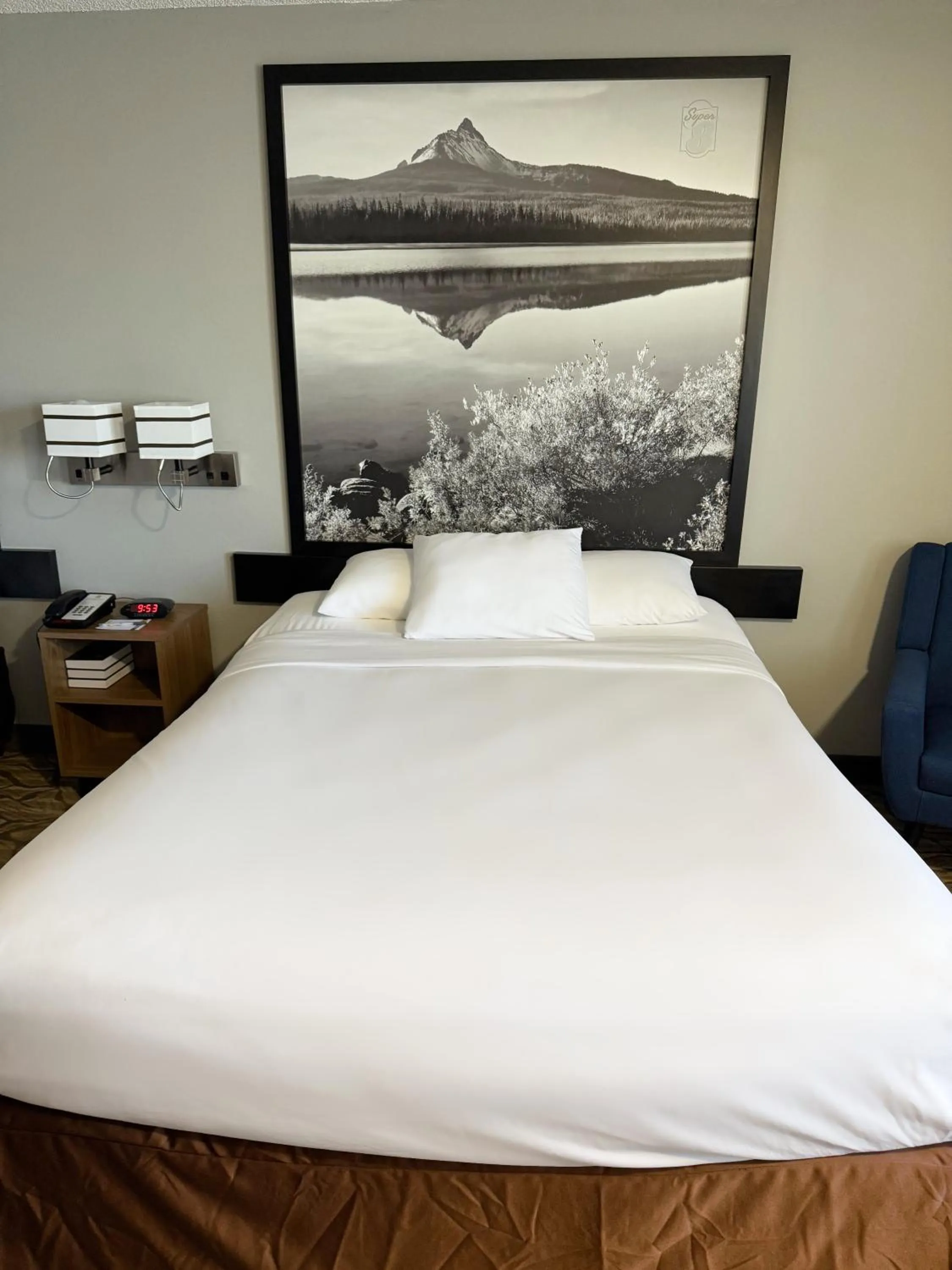 Bed in Super 8 by Wyndham Baker City