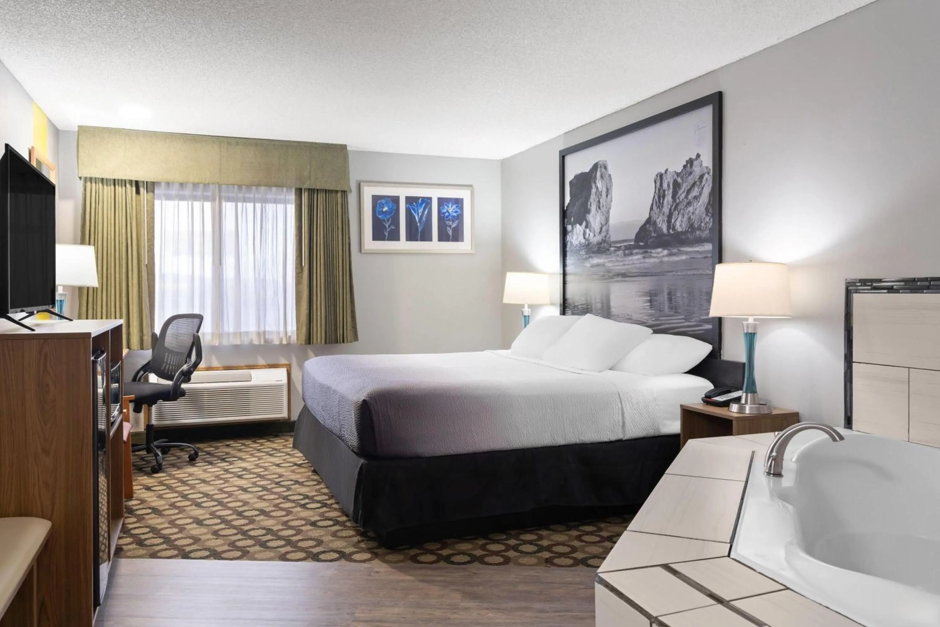 Bath, Bed in Super 8 by Wyndham Baker City