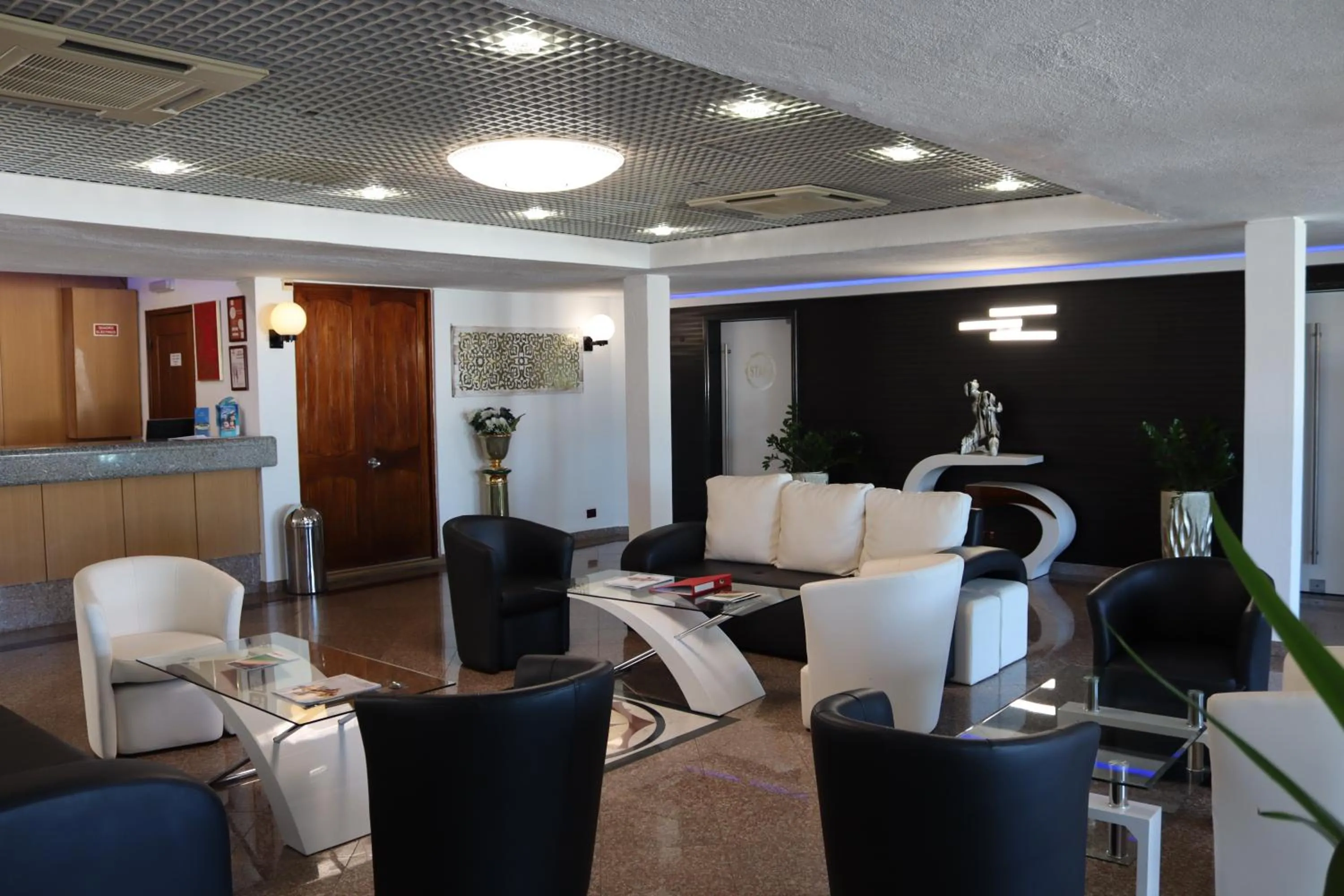 Lobby or reception in Hotel Apartamento Do Golfe
