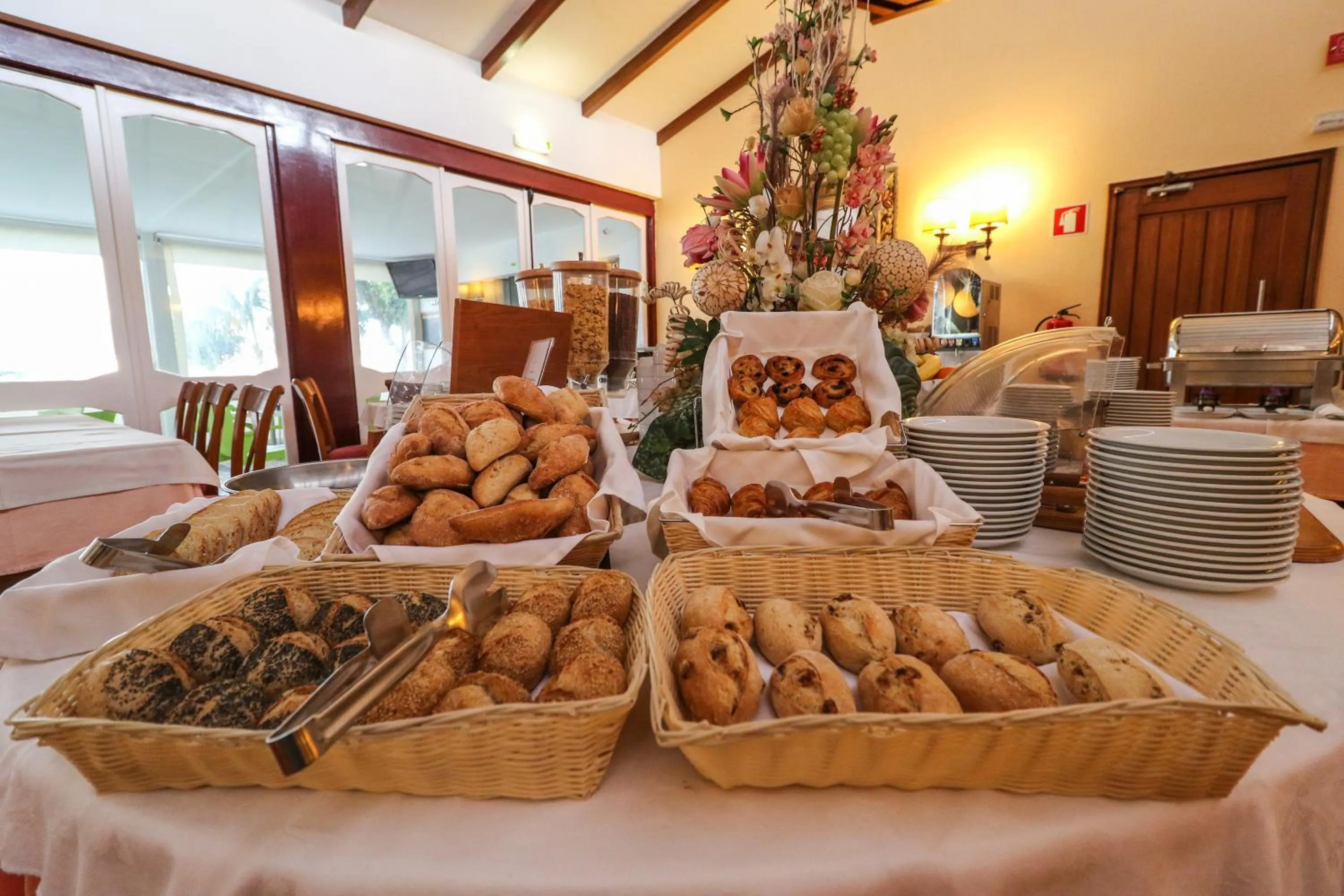 Buffet breakfast in Hotel Apartamento Do Golfe