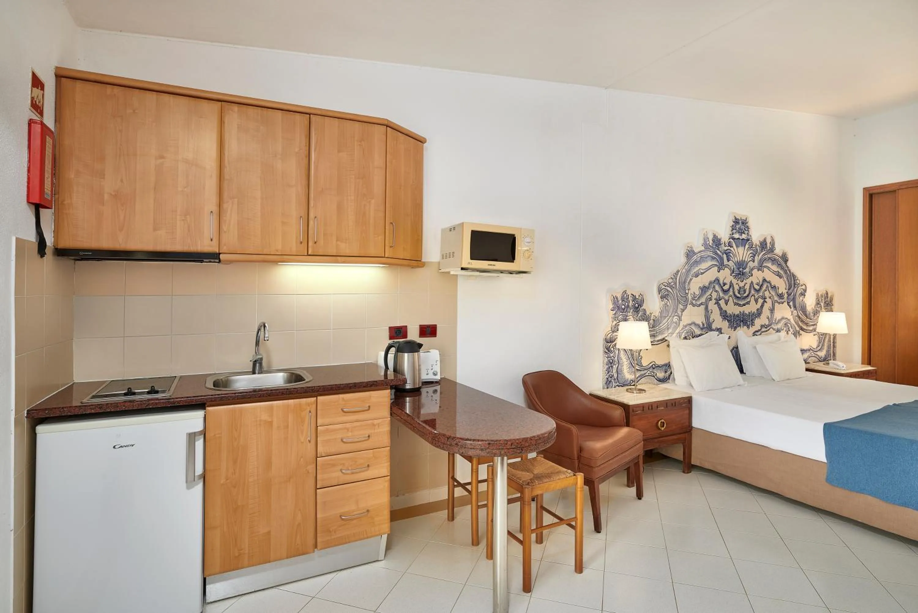 Kitchen or kitchenette, Bed in Hotel Apartamento Do Golfe