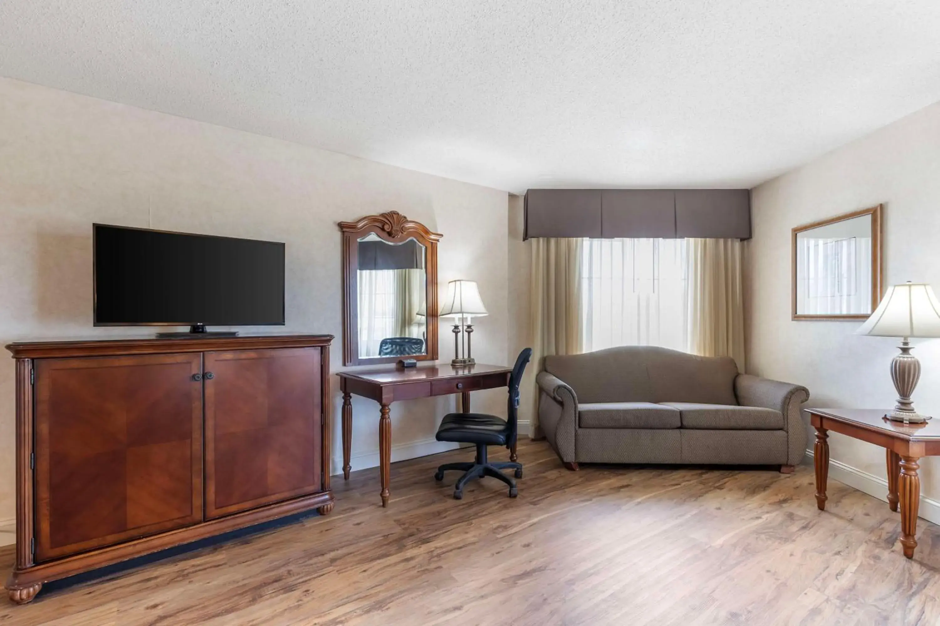 Deluxe Business King Suite with Spa Bath - Non-Smoking in Best Western Plus Steeplegate Inn Deluxe Business King Suite with Spa Bath - Non-Smoking in Best Western Plus Steeplegate Inn