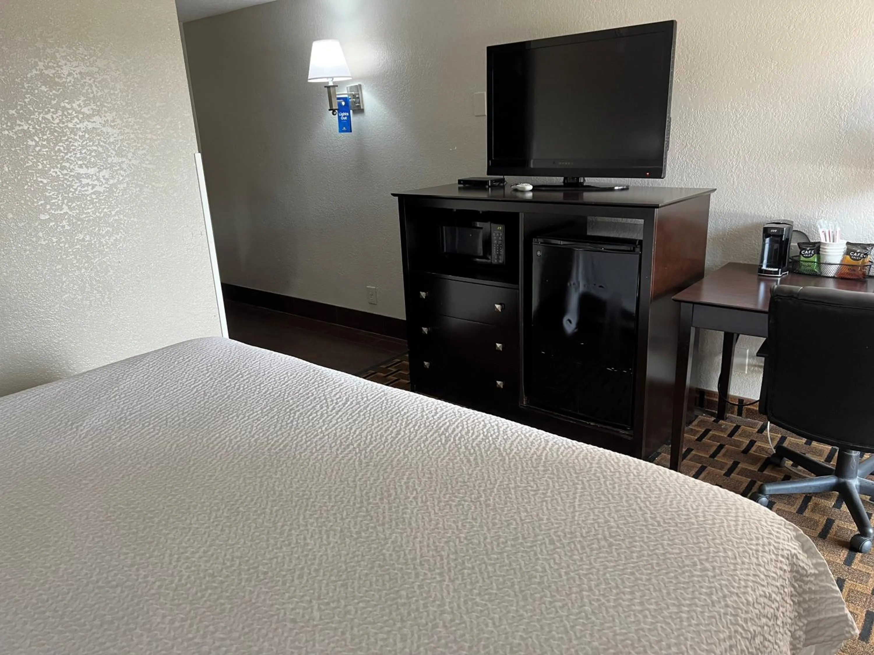 Bed in Days Inn by Wyndham Joplin