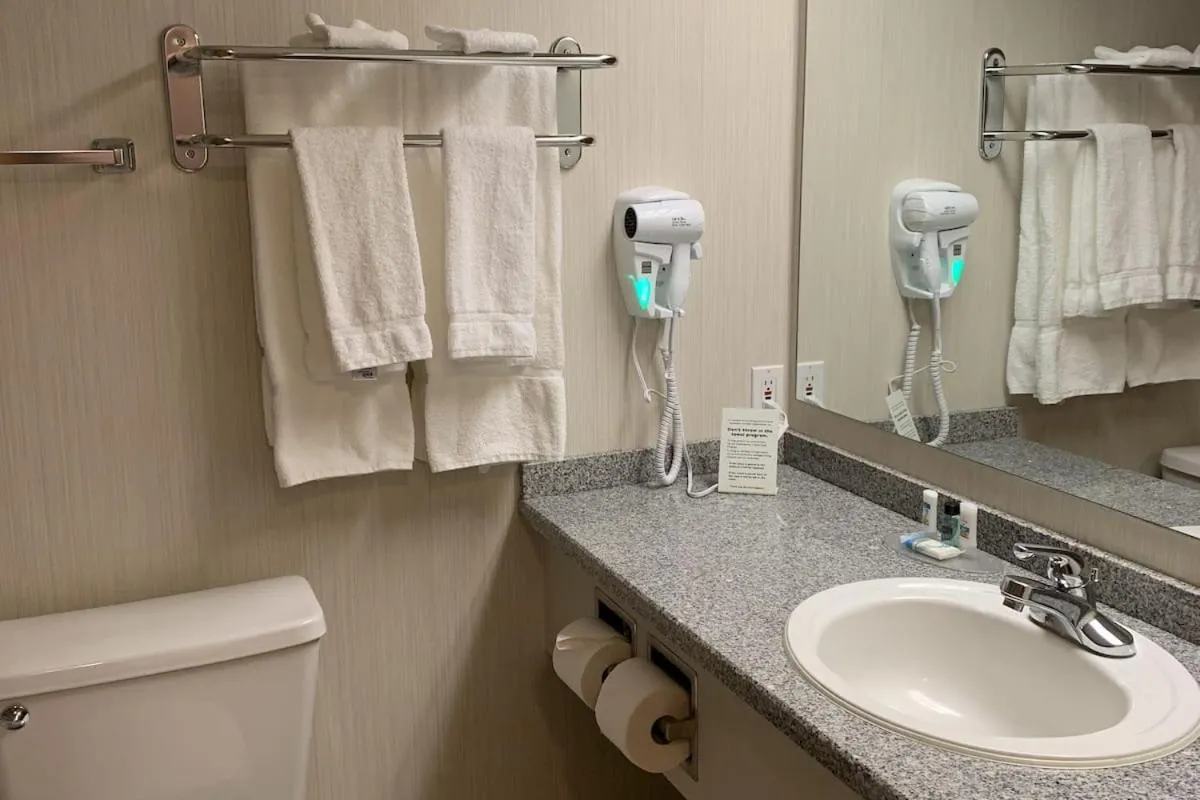 Woodlands Inn & Suites