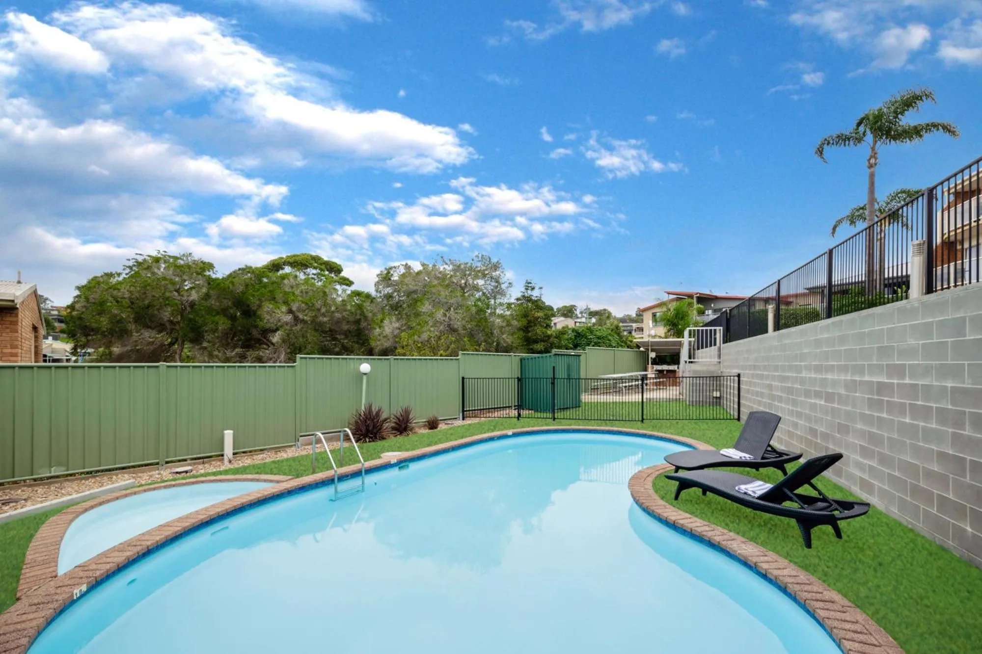 Swimming pool in Sapphire Waters Motor Inn