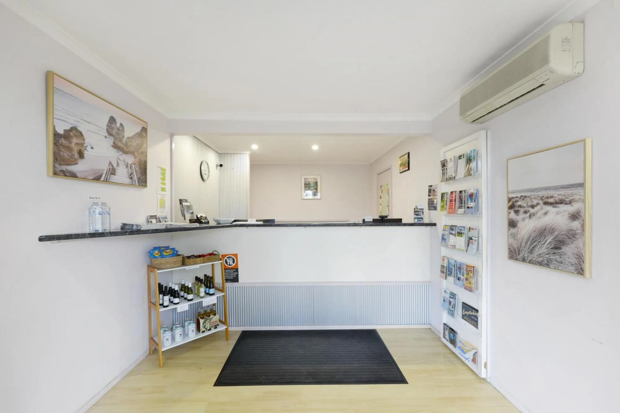 Lobby or reception in Sapphire Waters Motor Inn