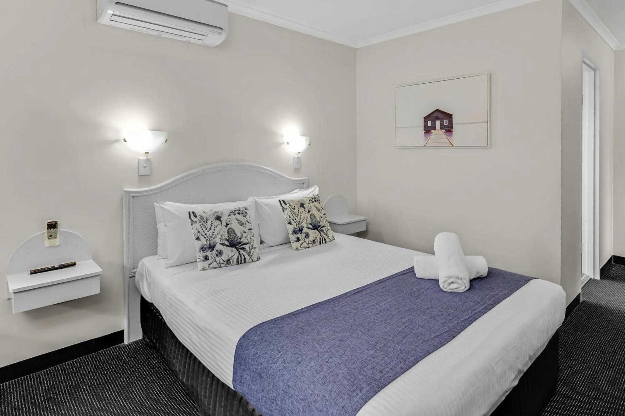 Bedroom, Bed in Sapphire Waters Motor Inn