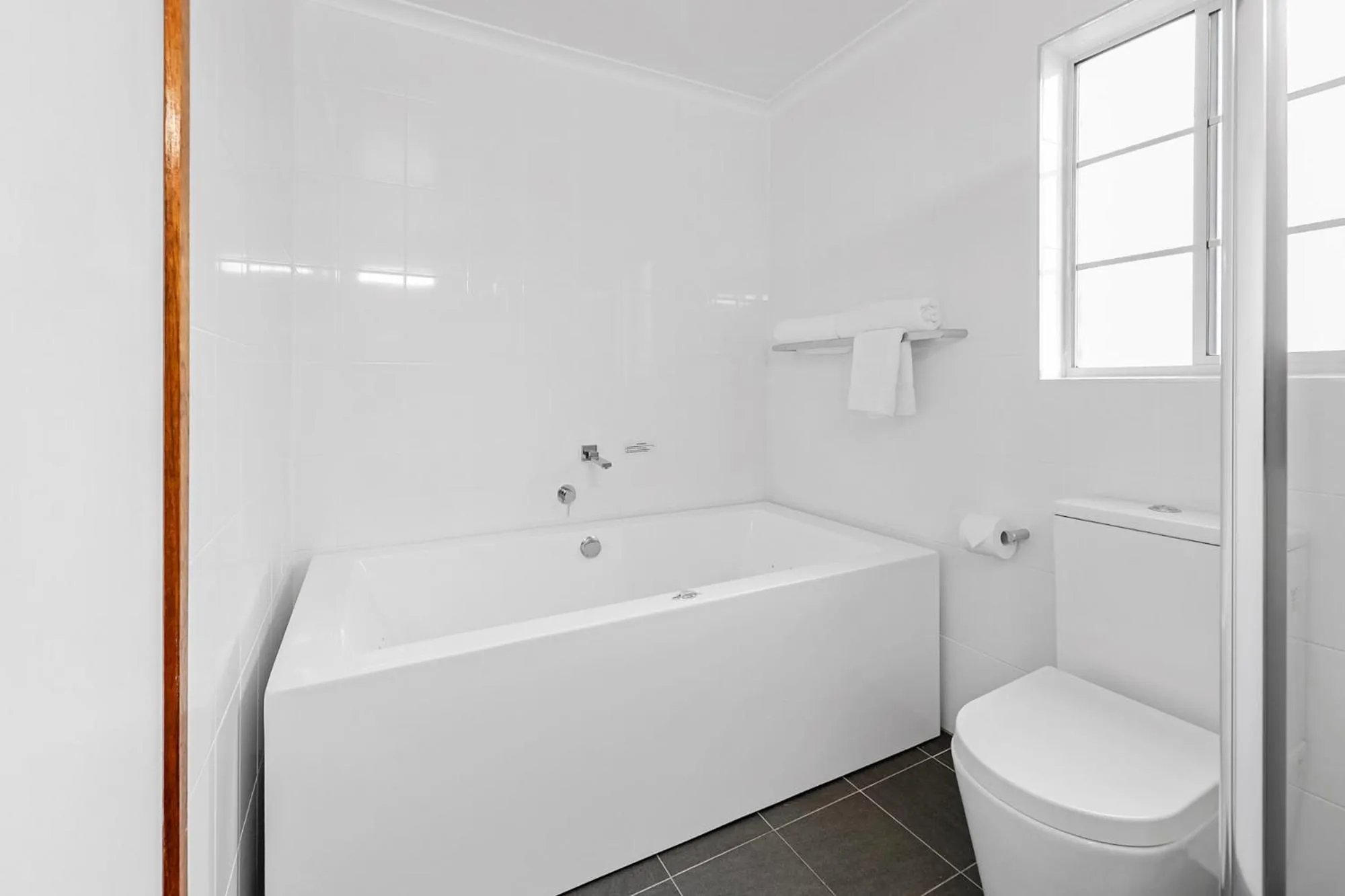 Bath in Sapphire Waters Motor Inn