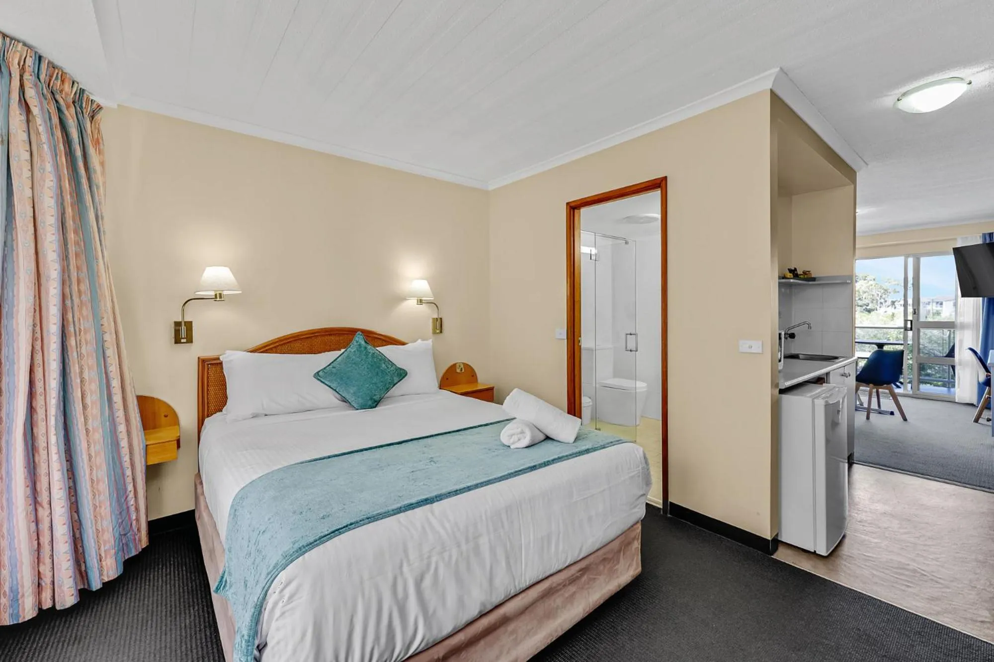 Photo of the whole room, Bed in Sapphire Waters Motor Inn