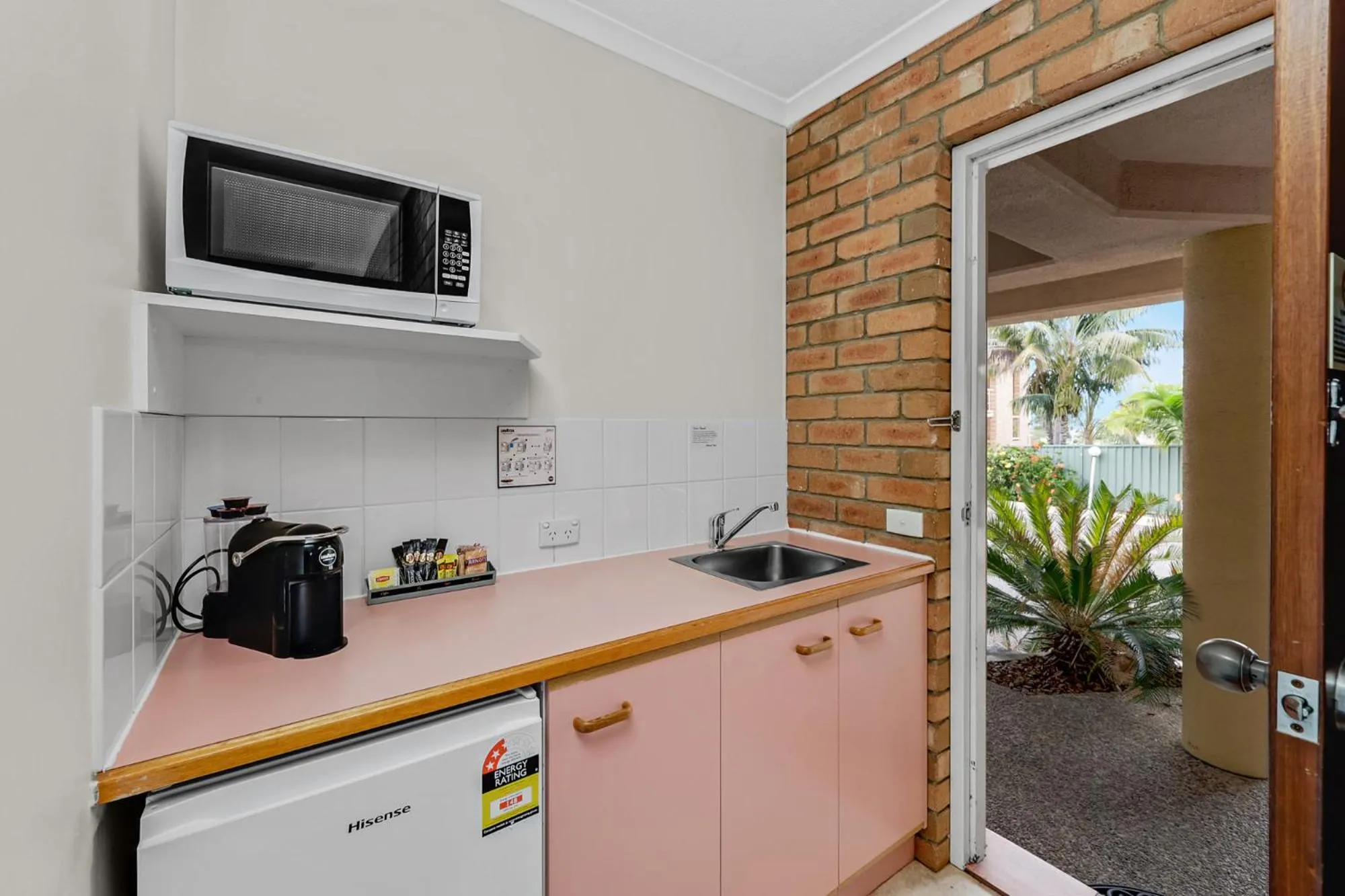 Kitchen or kitchenette in Sapphire Waters Motor Inn