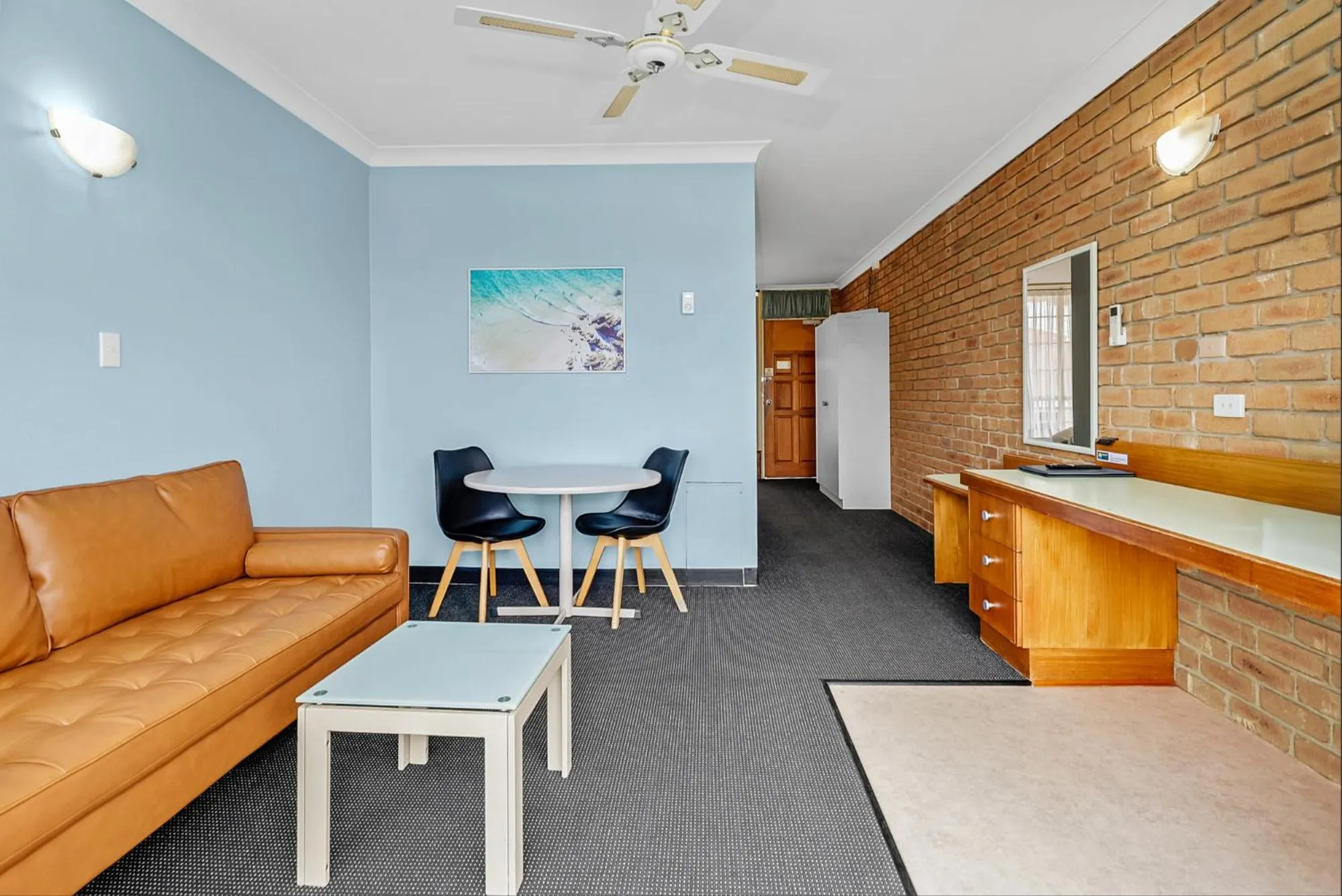 Living room in Sapphire Waters Motor Inn