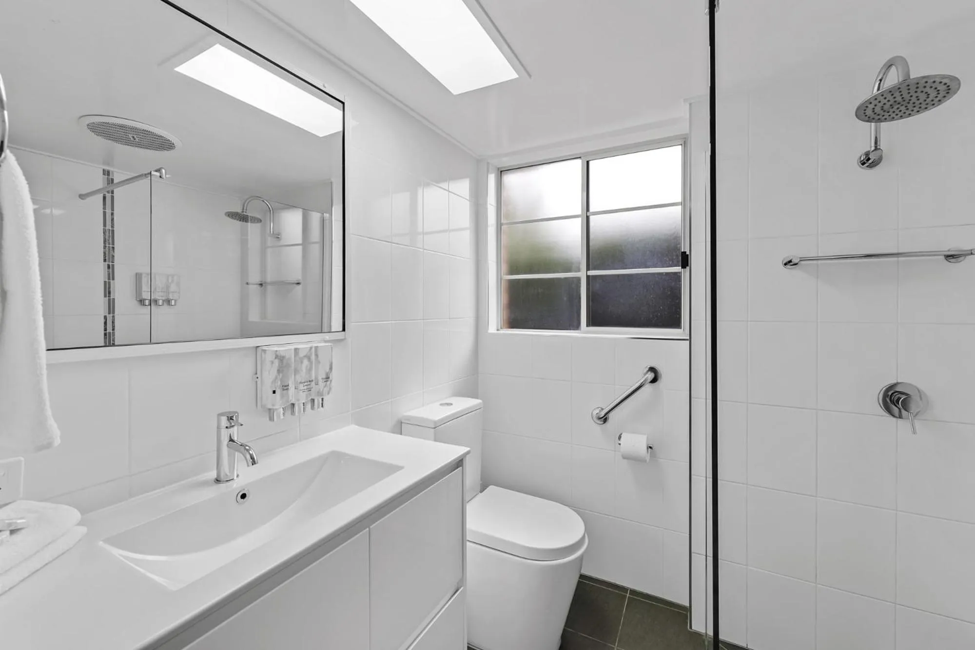 Bathroom in Sapphire Waters Motor Inn