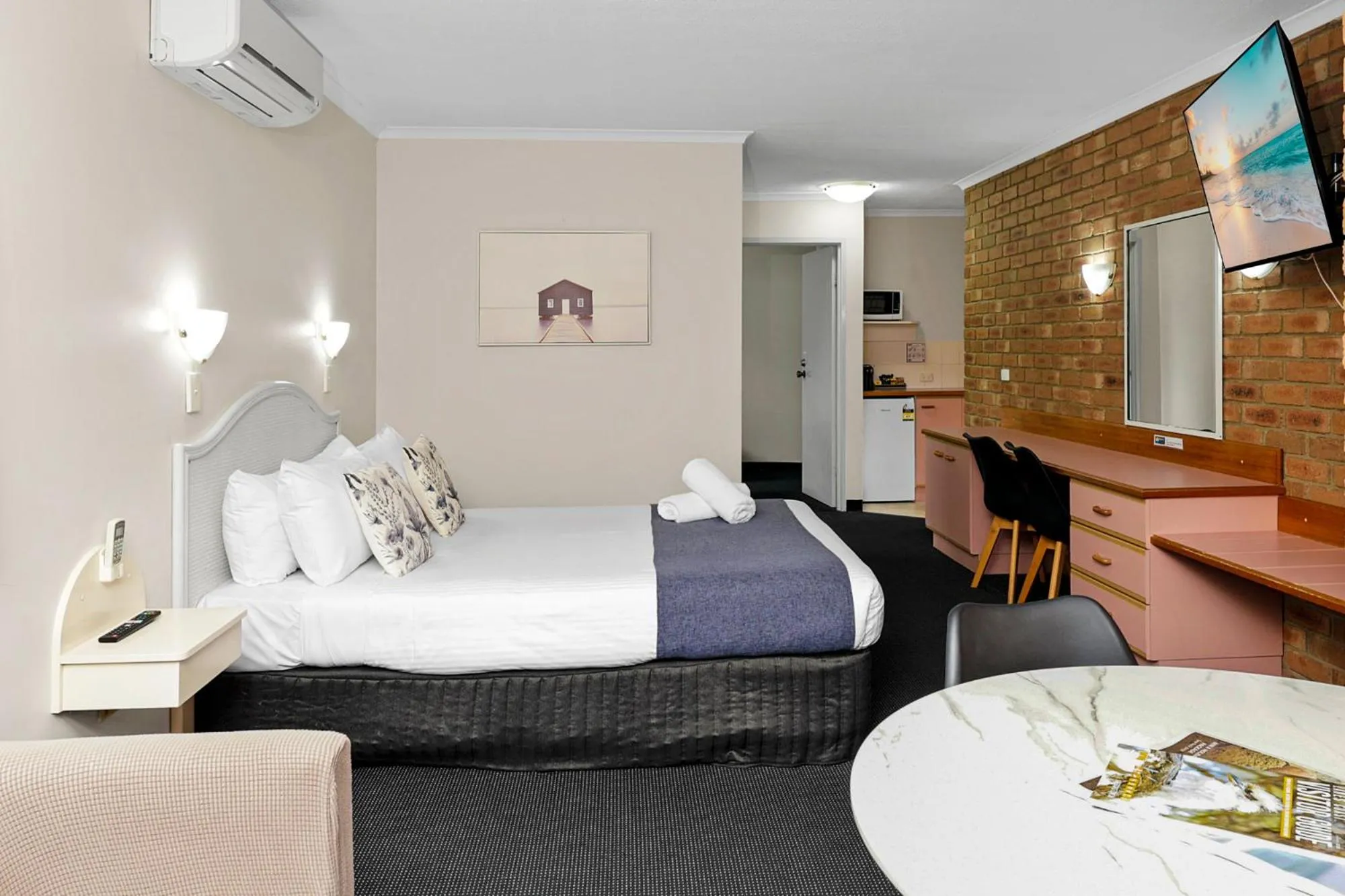 Bedroom, Bed in Sapphire Waters Motor Inn