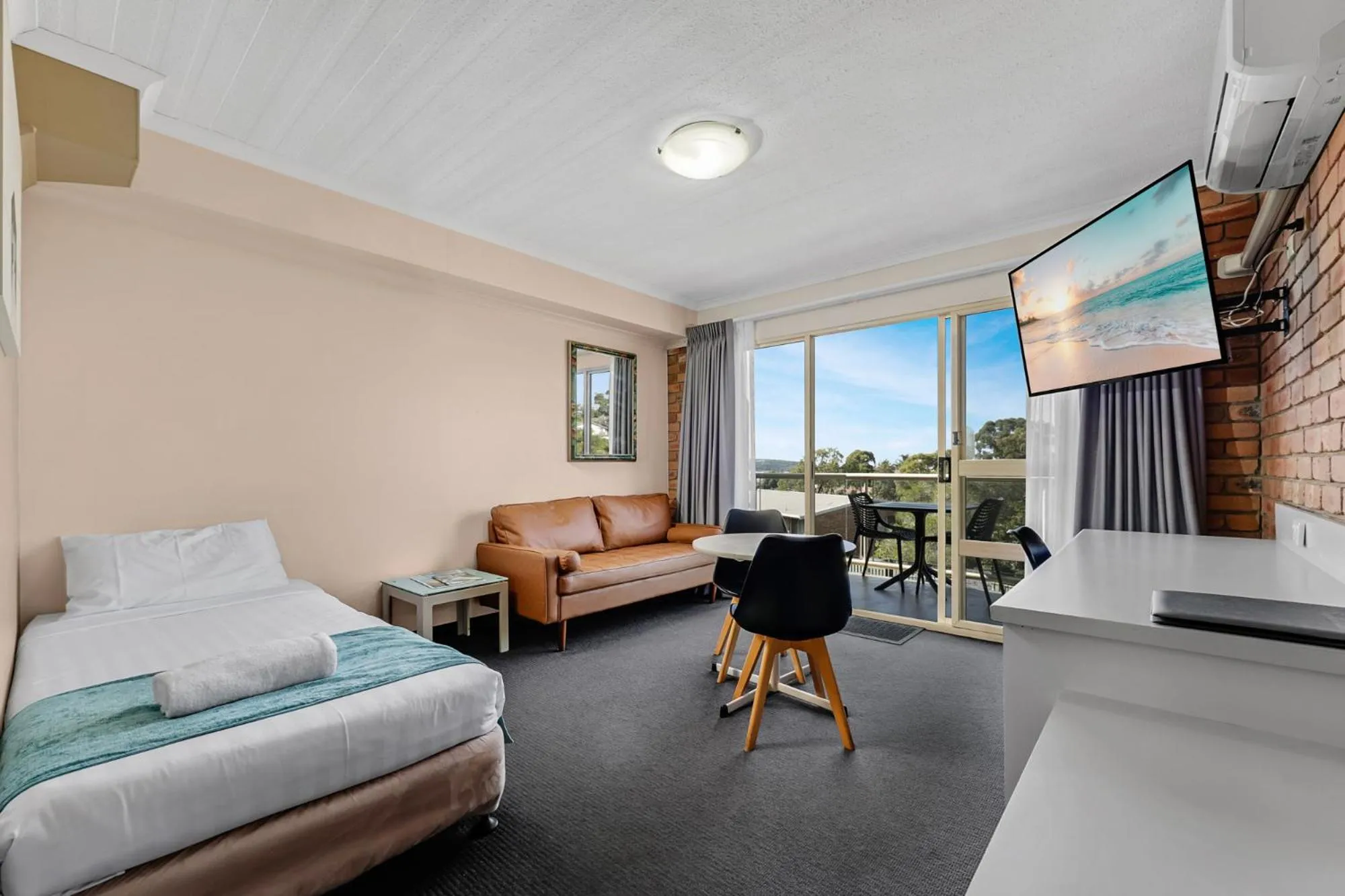 Living room in Sapphire Waters Motor Inn