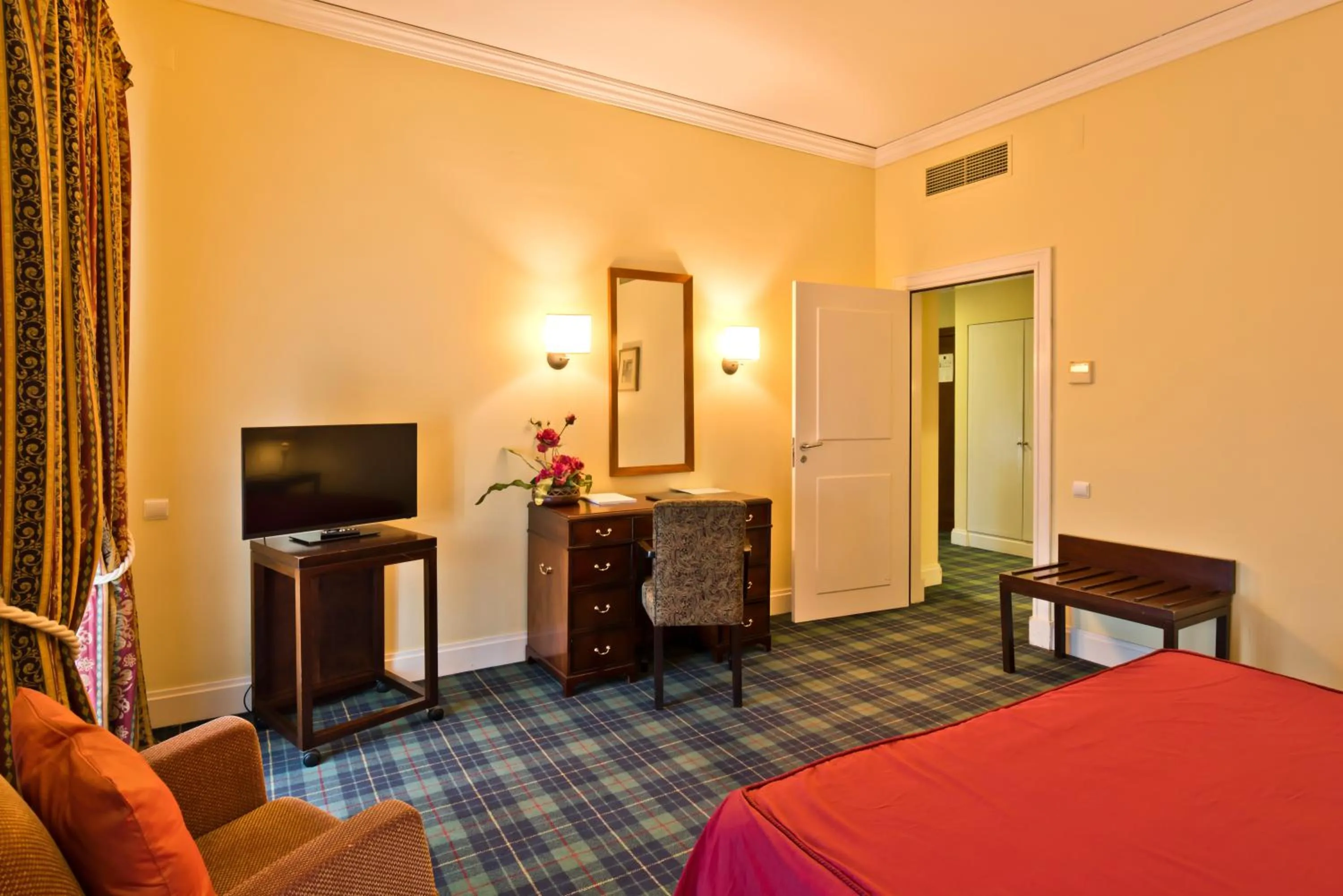 Bed in Golden Tulip Caramulo