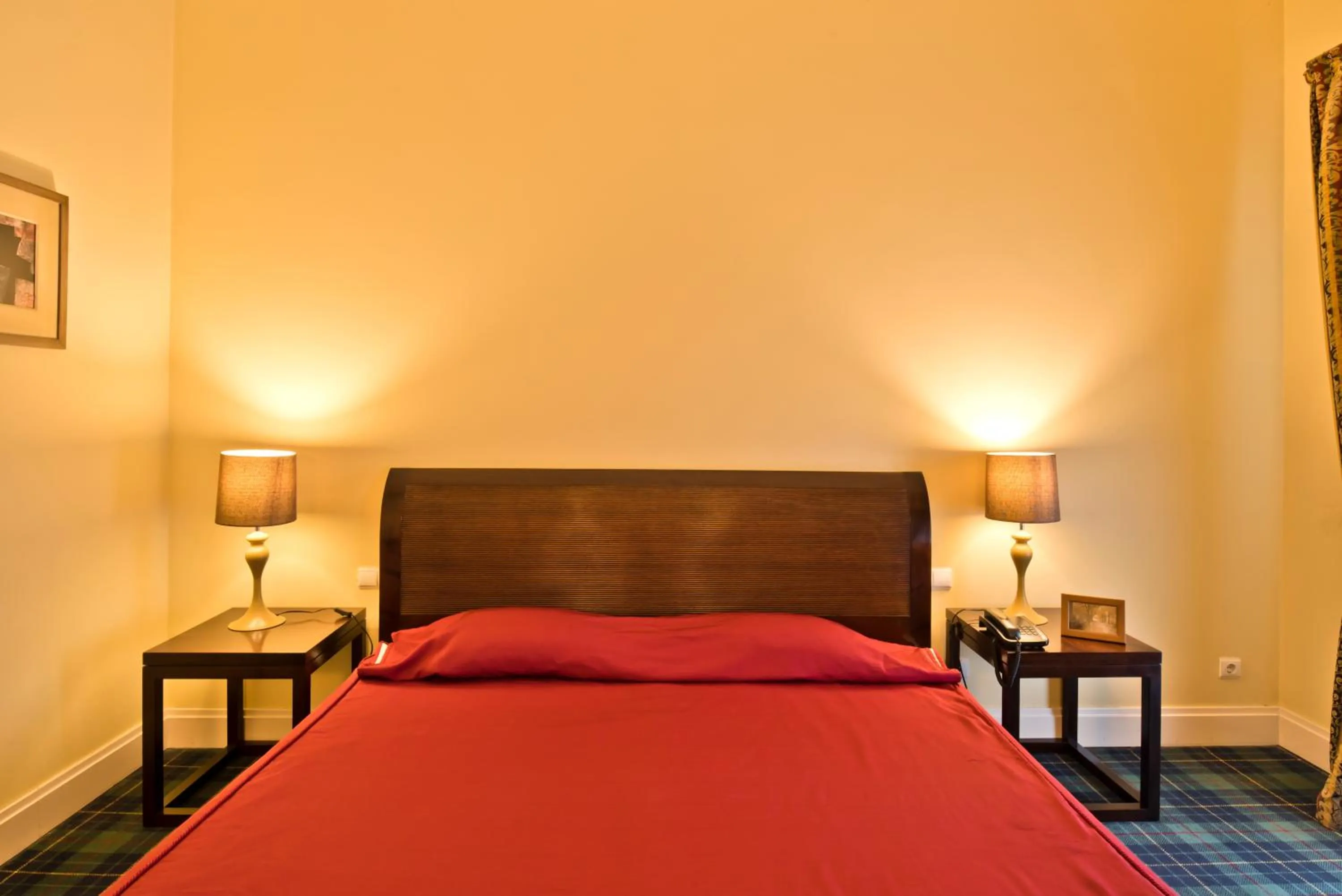 Photo of the whole room, Bed in Golden Tulip Caramulo