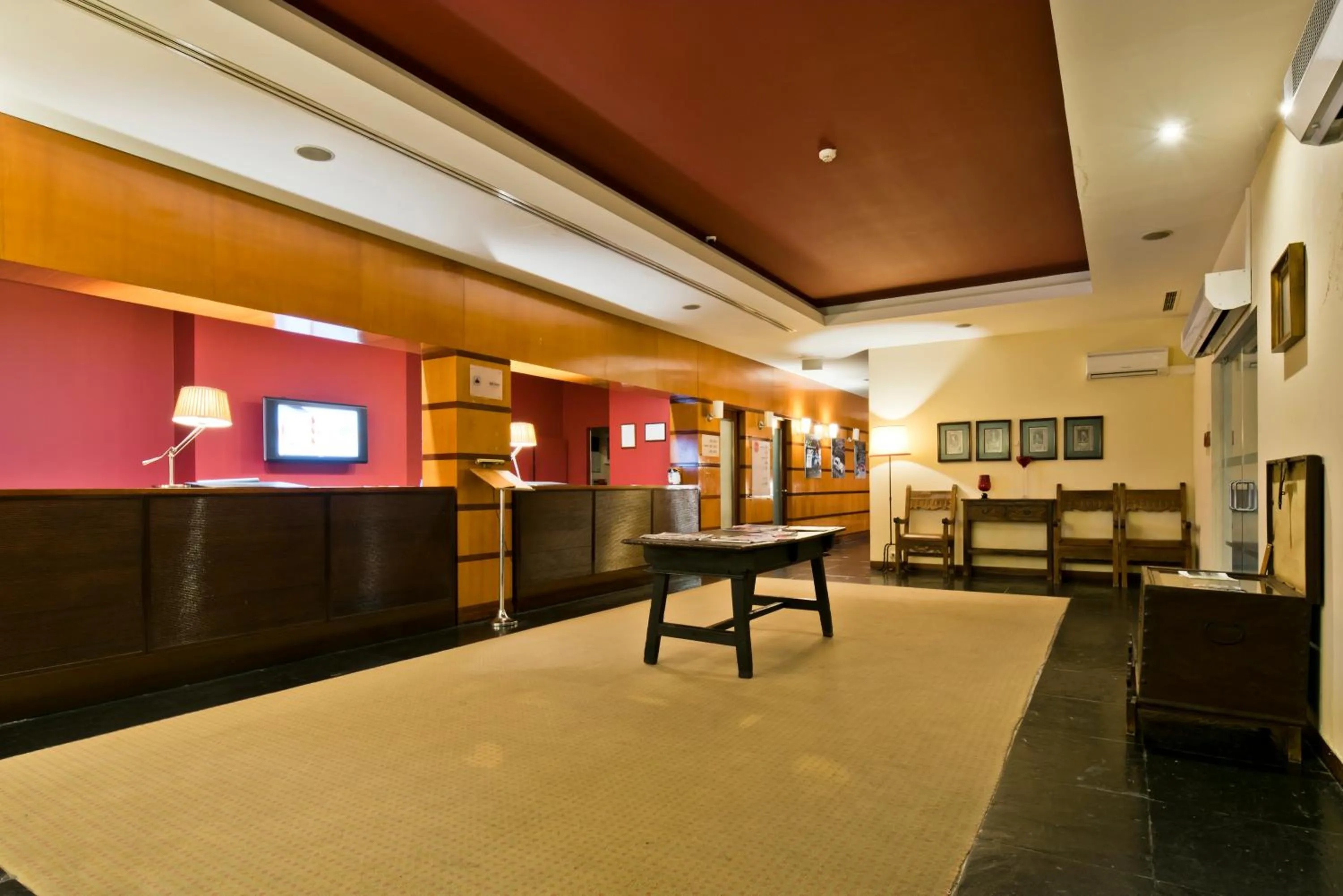 Lobby or reception in Golden Tulip Caramulo