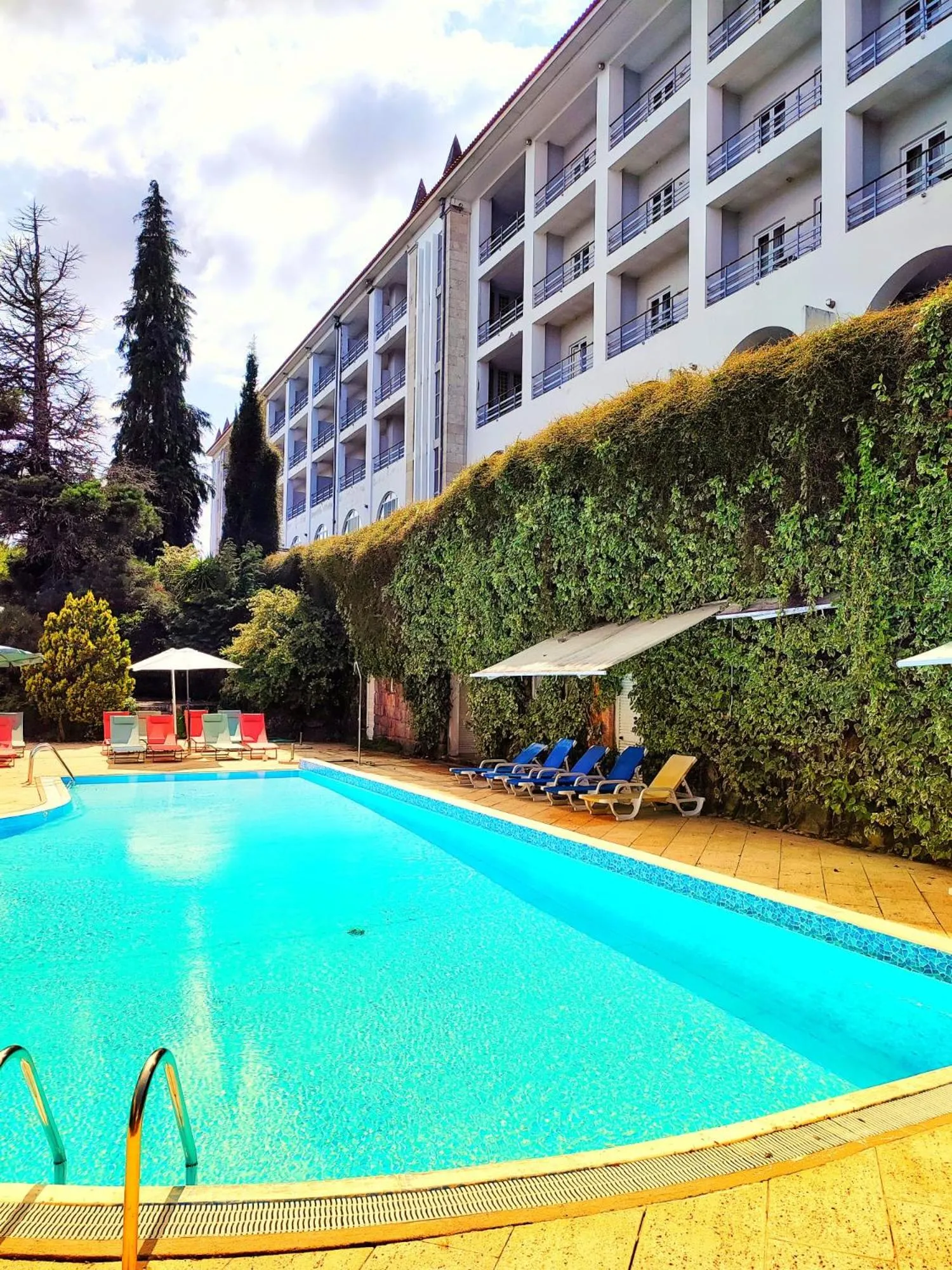 Swimming pool in Golden Tulip Caramulo