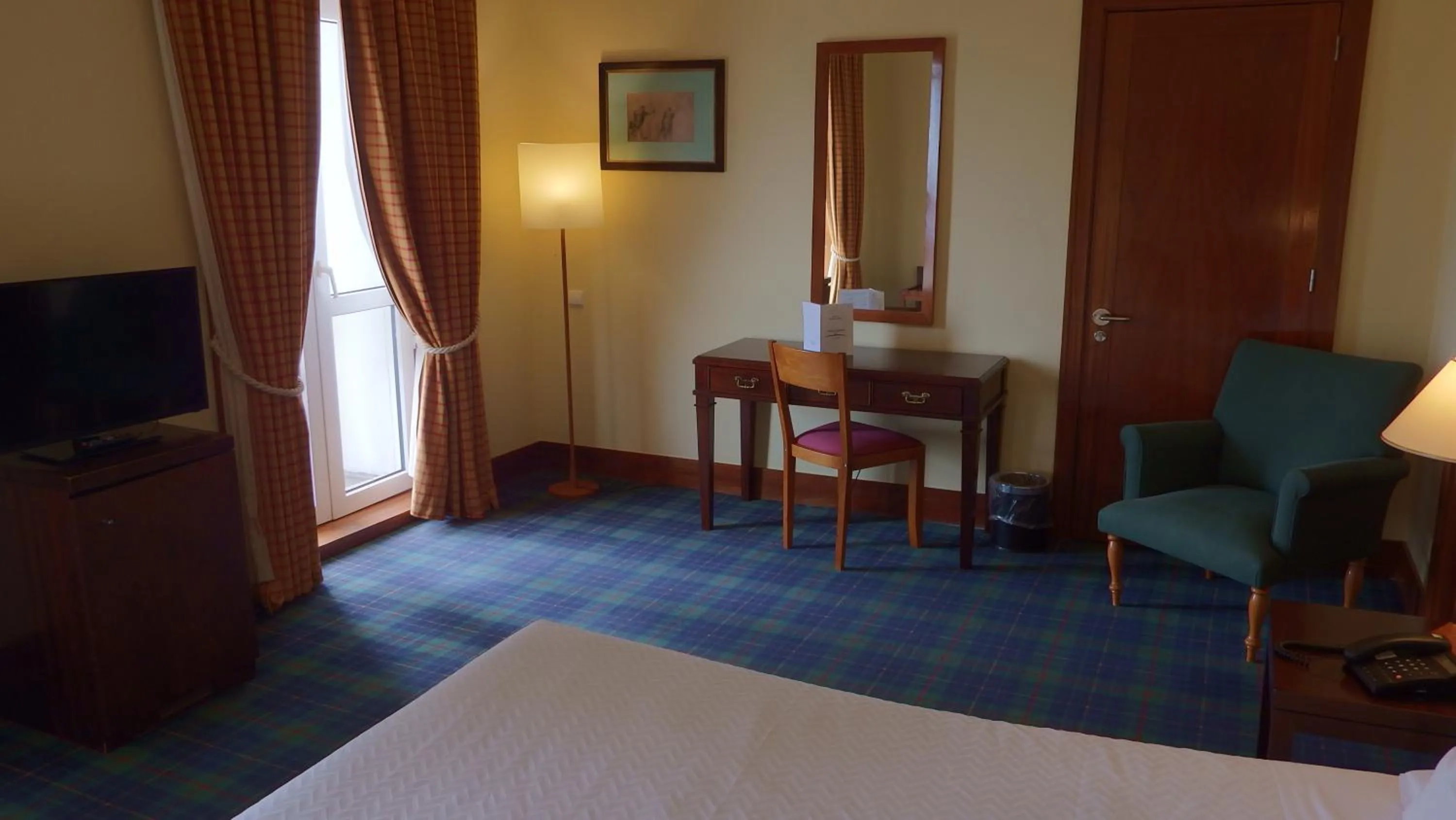 Bedroom, Bed in Golden Tulip Caramulo