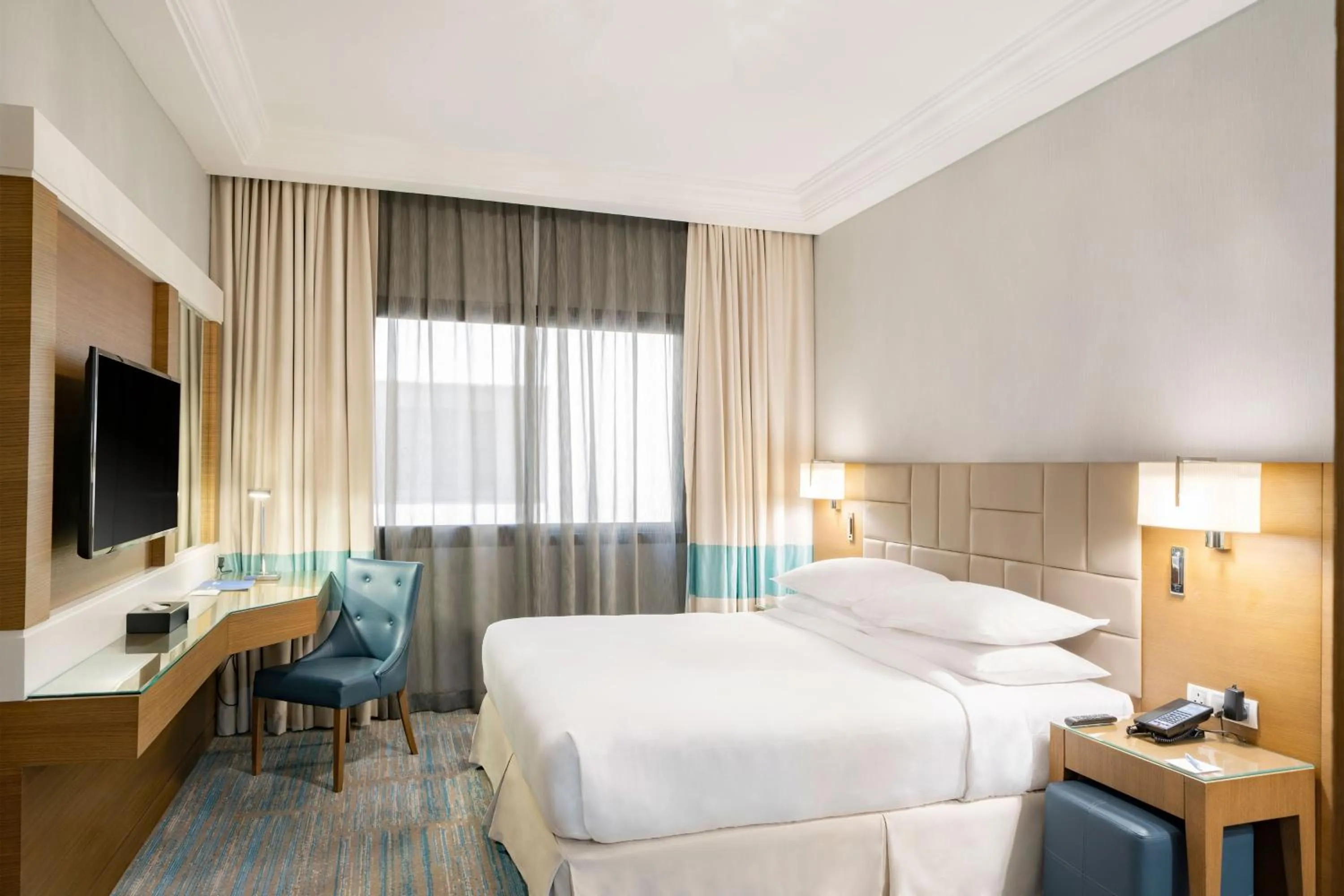 Photo of the whole room, Bed in Four Points by Sheraton Makkah Al Naseem