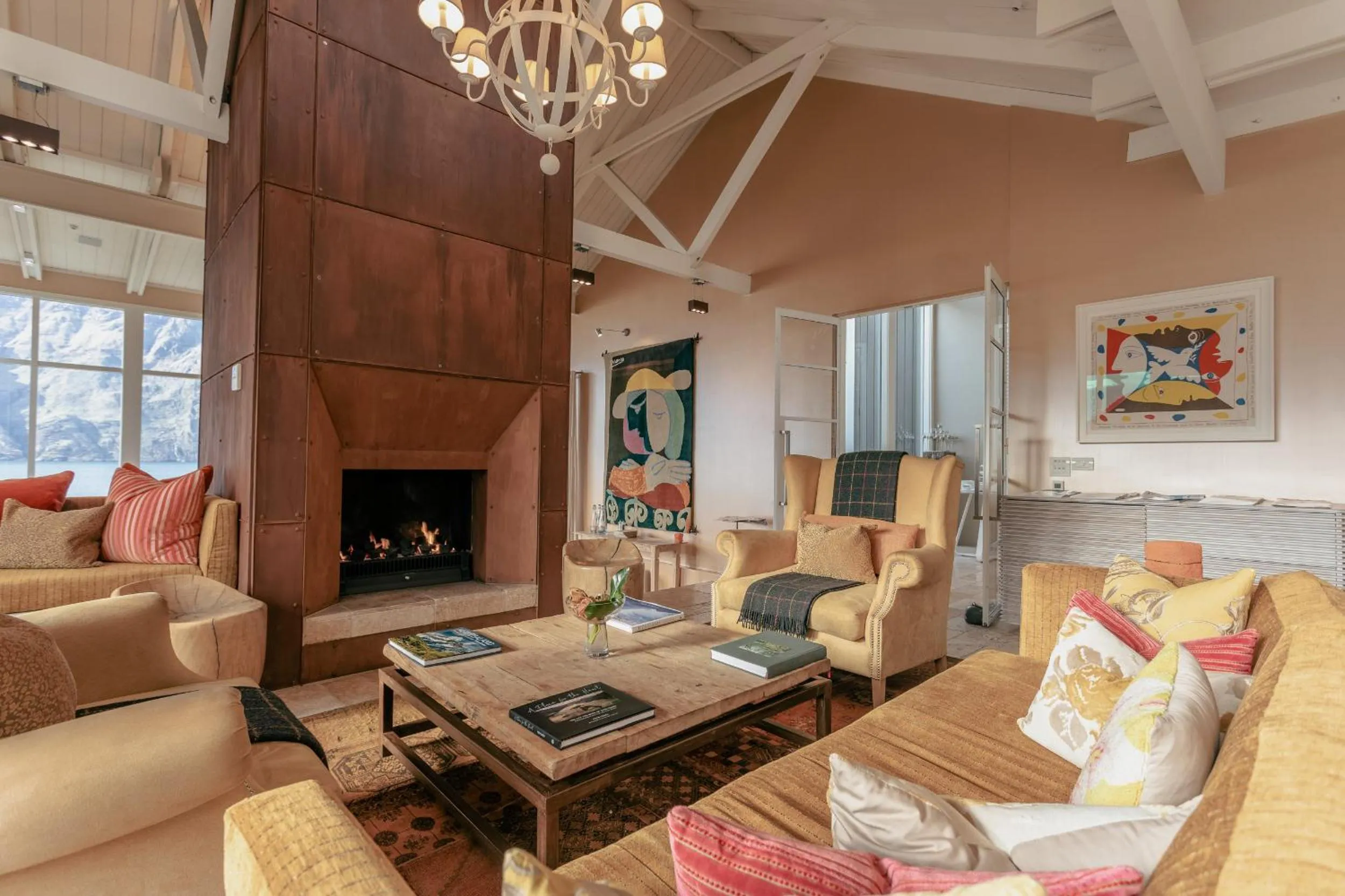 Lounge or bar in Rosewood Matakauri