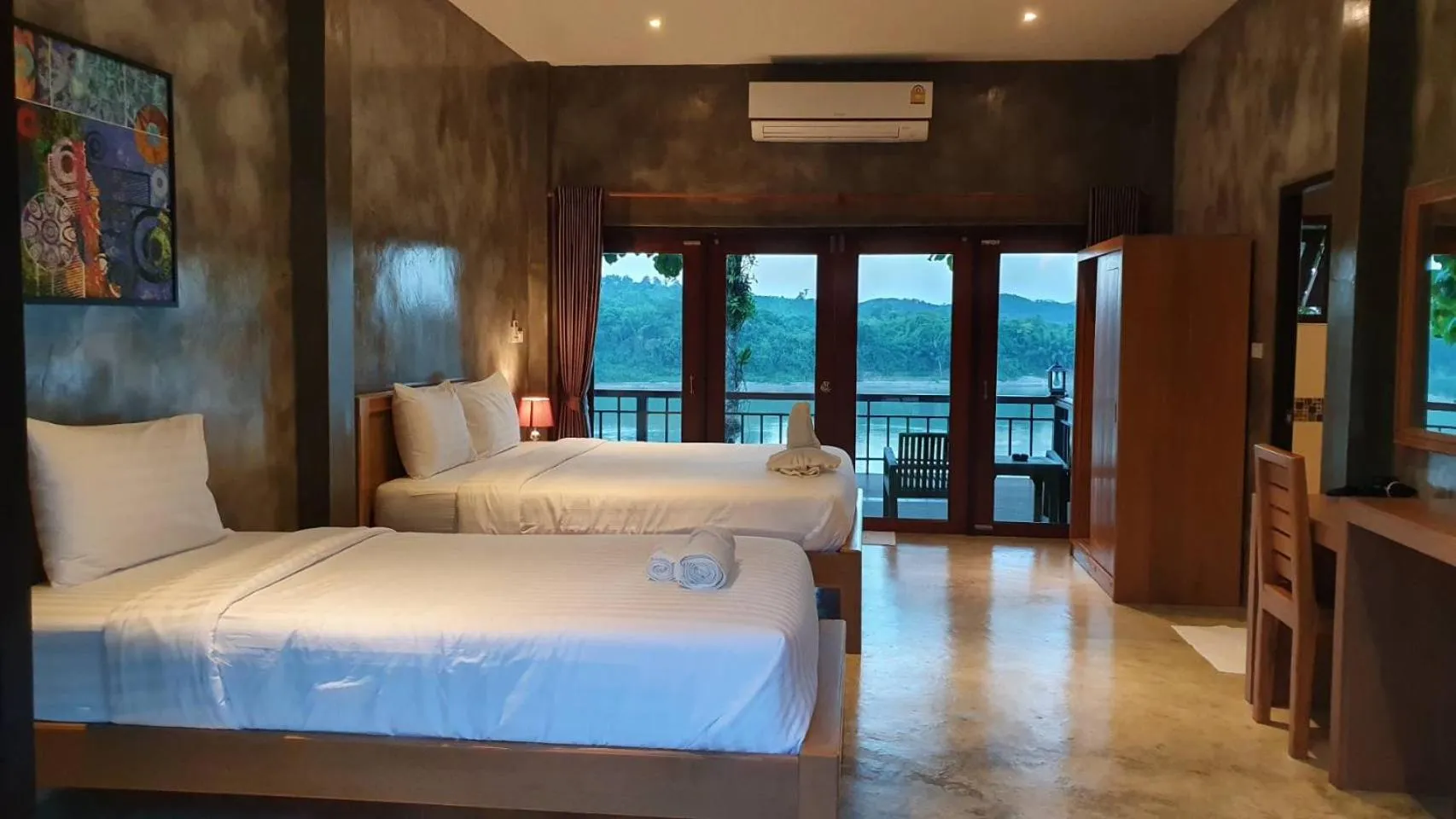 Bed in Chiang Klong Riverside Resort