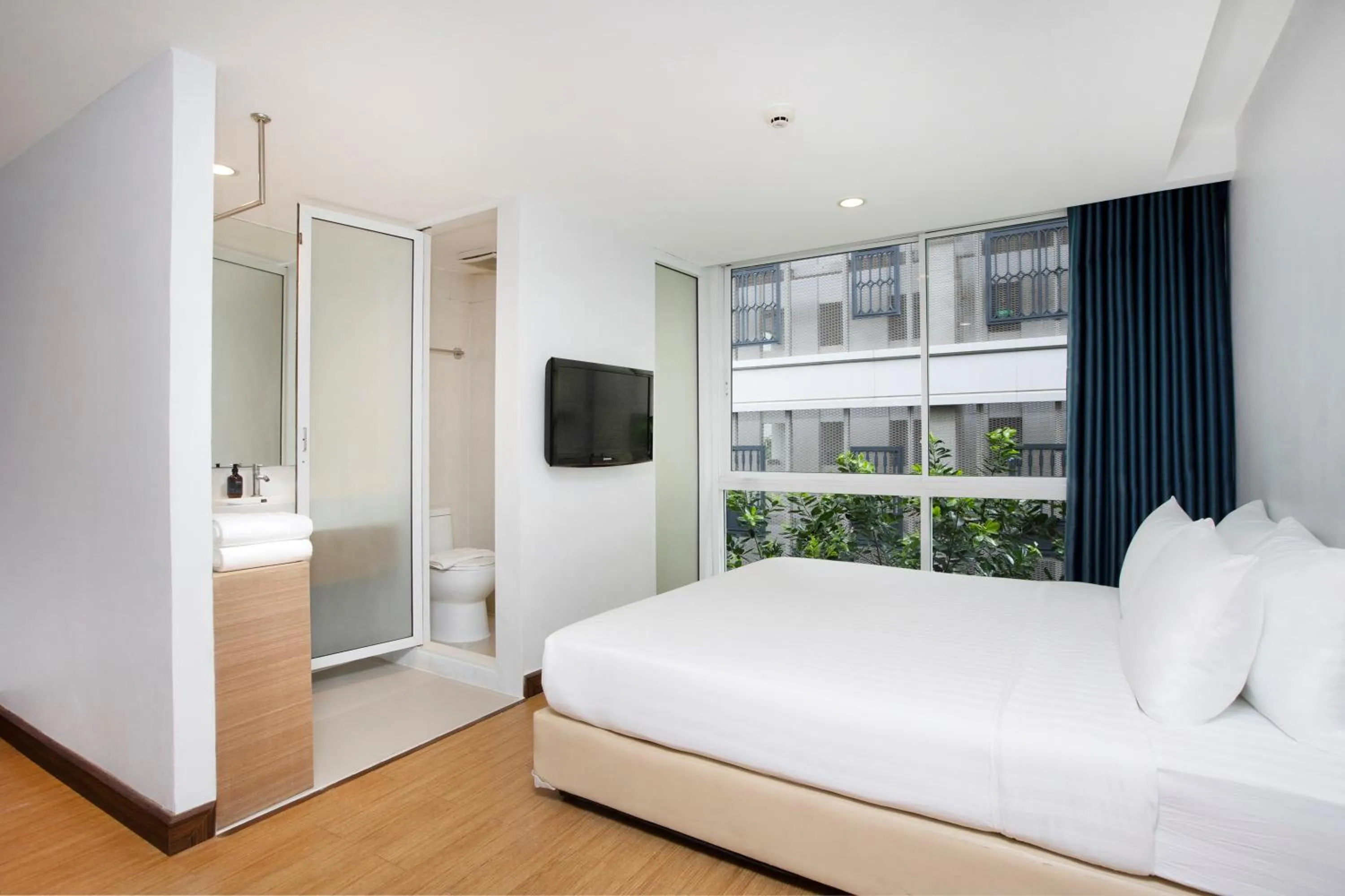 Photo of the whole room, Bed in Nantra Sukhumvit 39