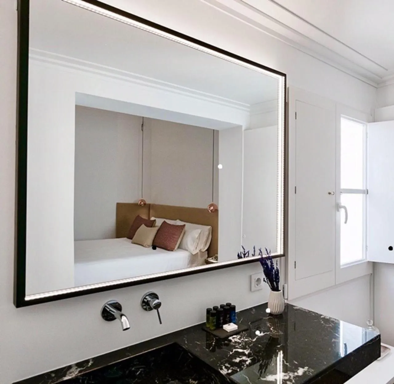 Bathroom, Bed in Divina Suites Hotel Boutique - Adults only