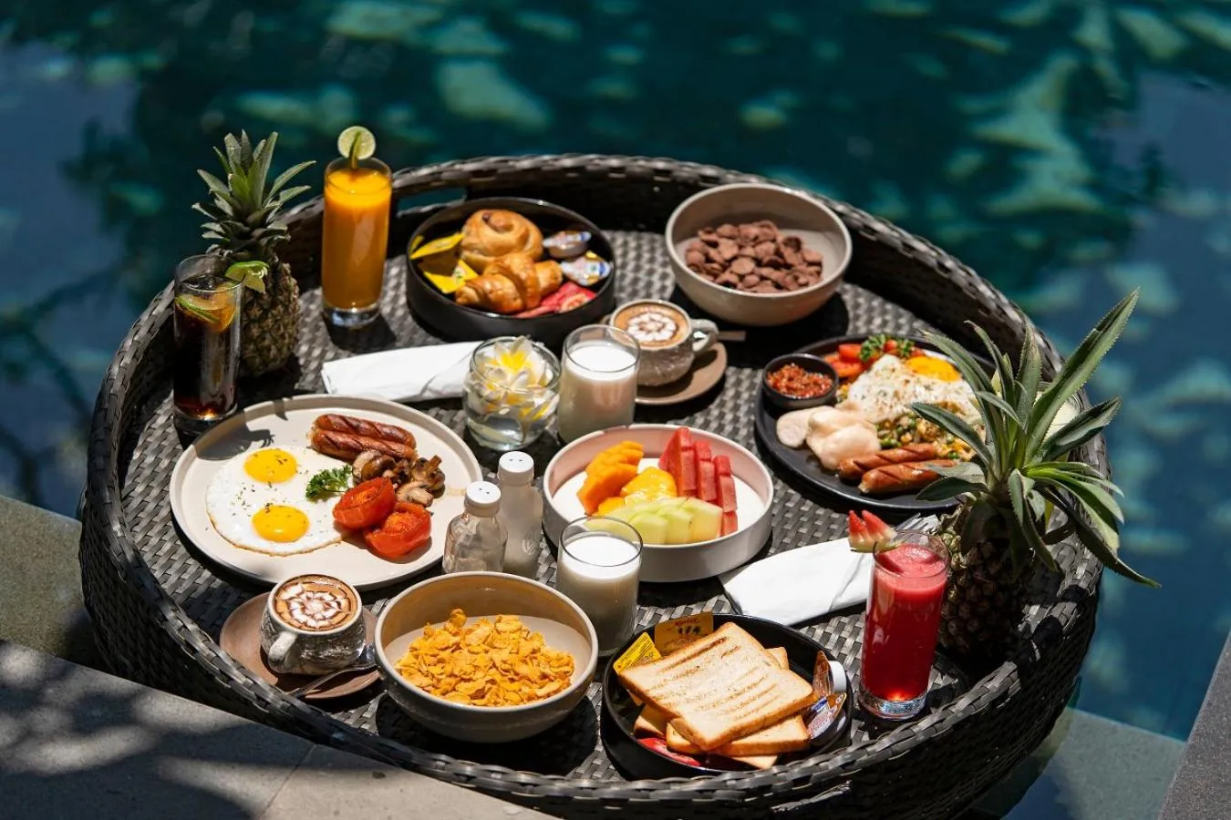 Food and drinks in The Kemilau Hotel & Villa Canggu Bali