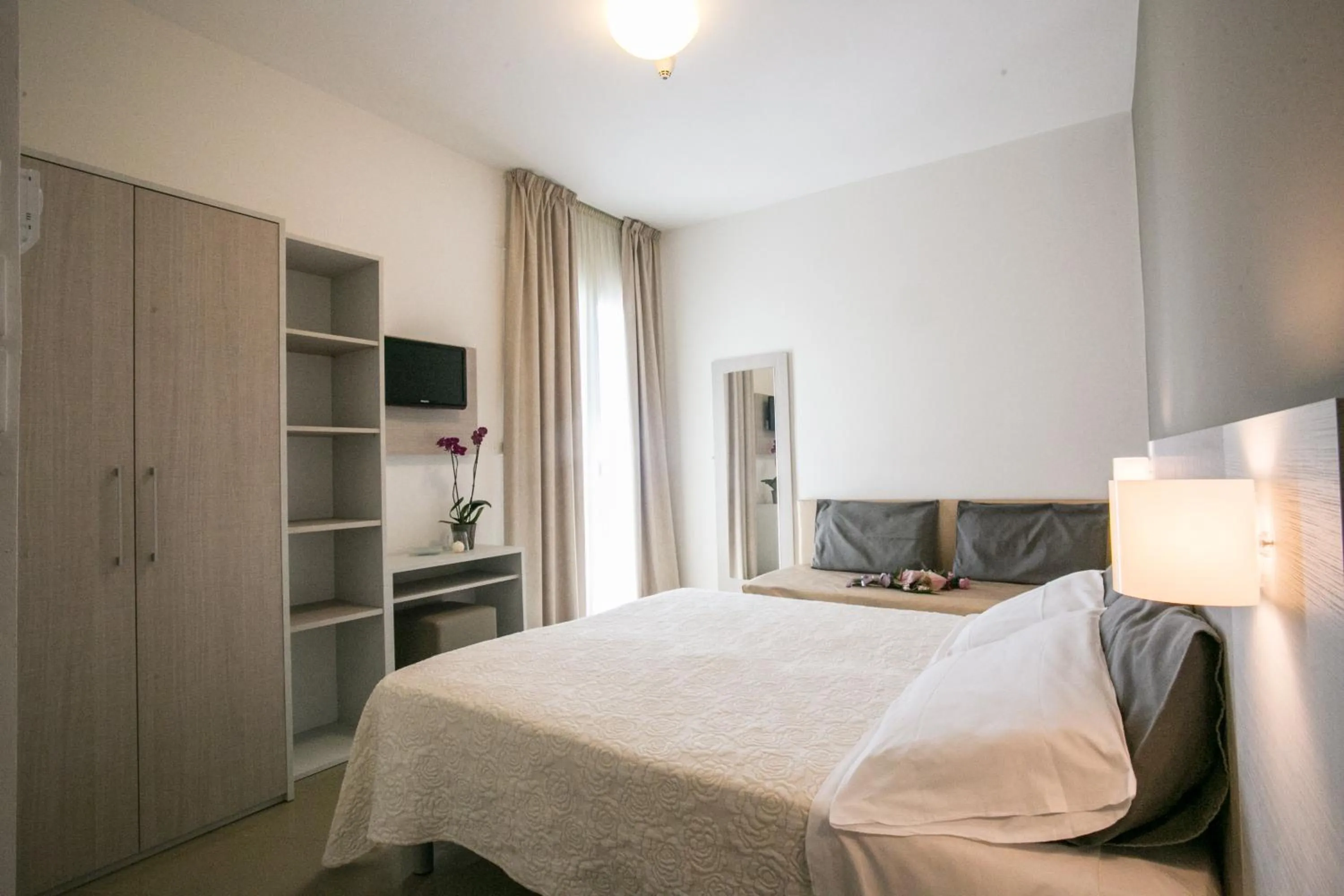 Sea view, Bed in Hotel Caesar