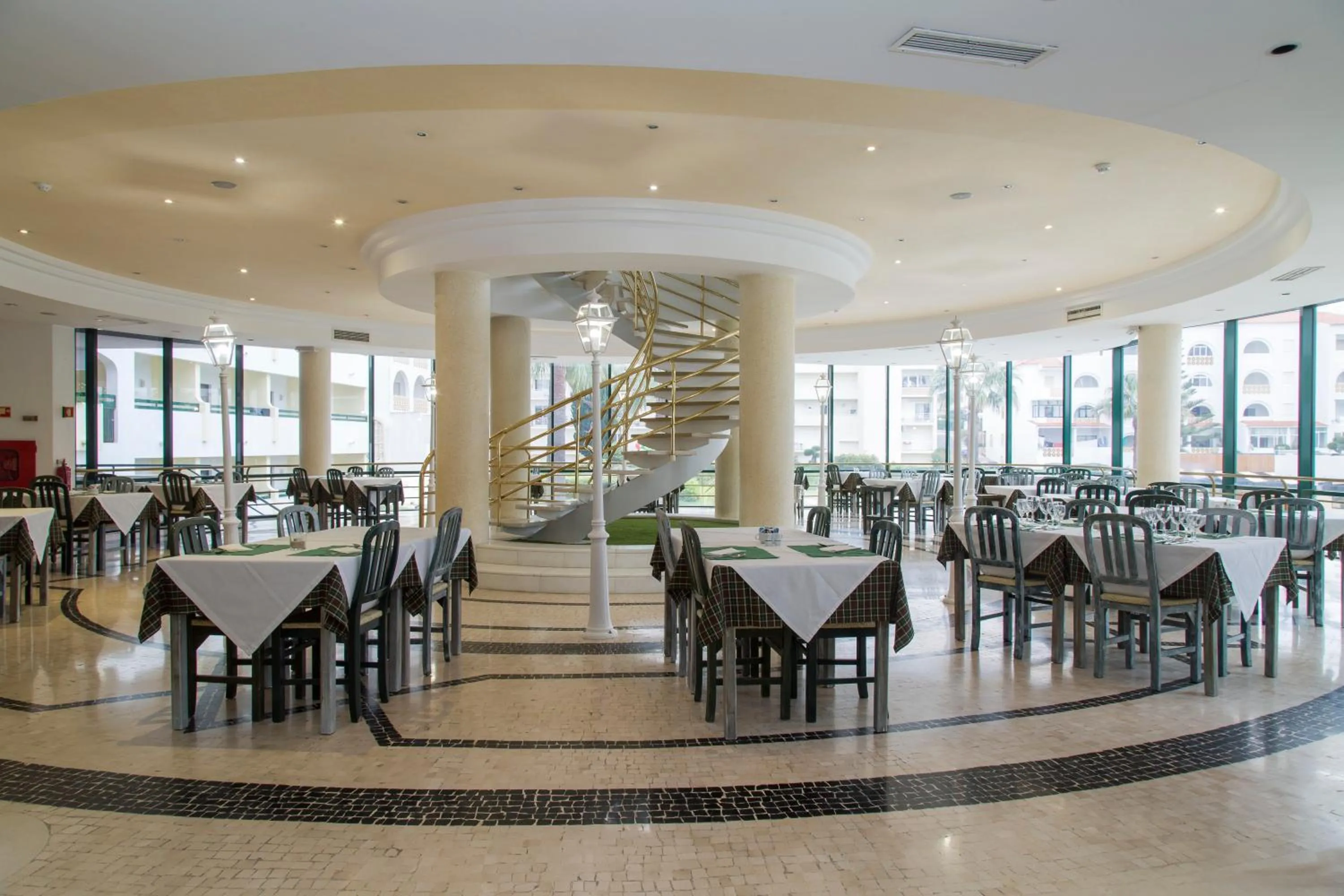 Restaurant/places to eat in Ondamar Hotel Apartamentos