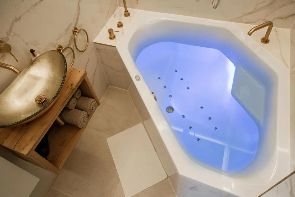 Bath in Boutique Hotel Elburg met Tapperij
