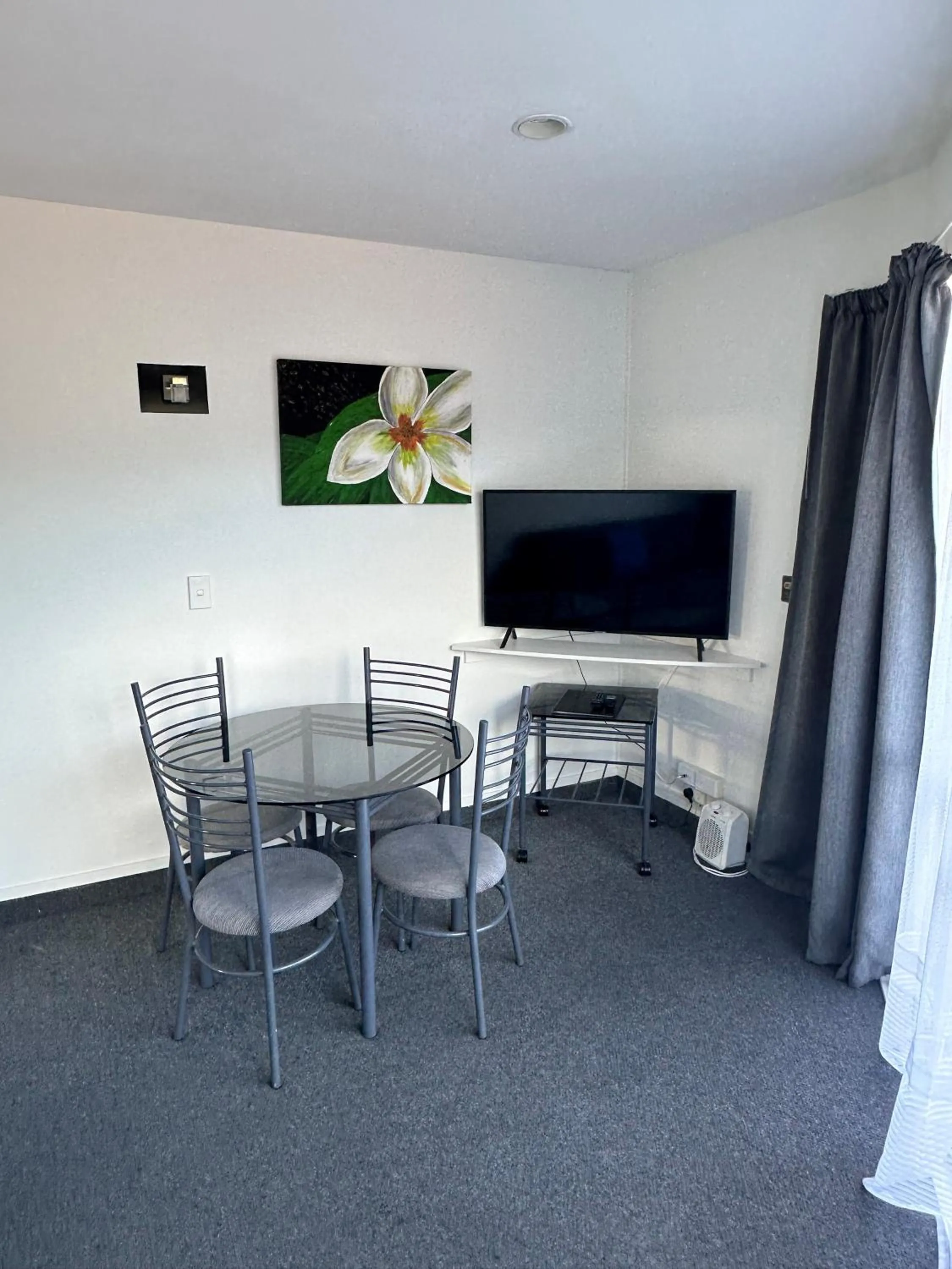 Dining area in Baycourt Lakefront Motel