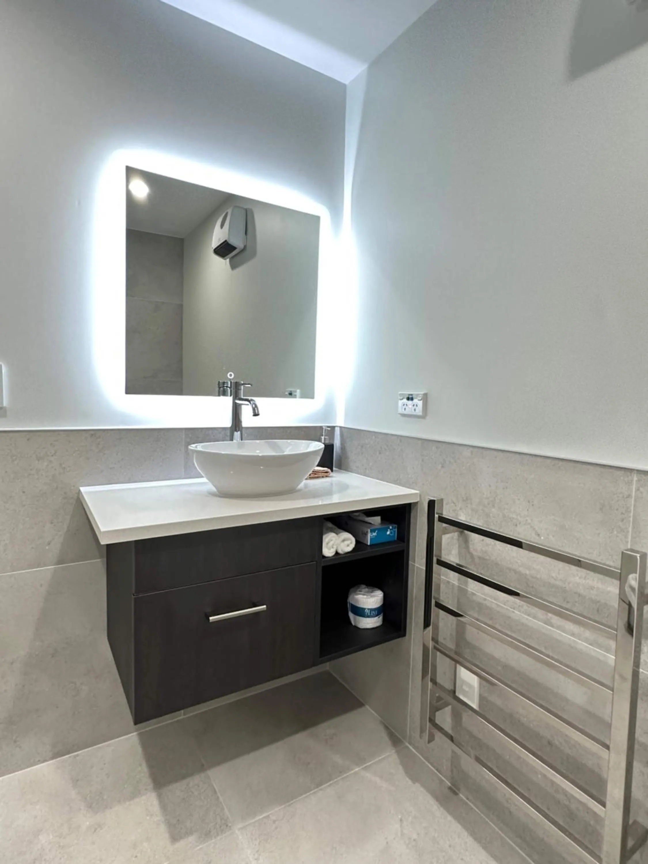 Bathroom in Baycourt Lakefront Motel