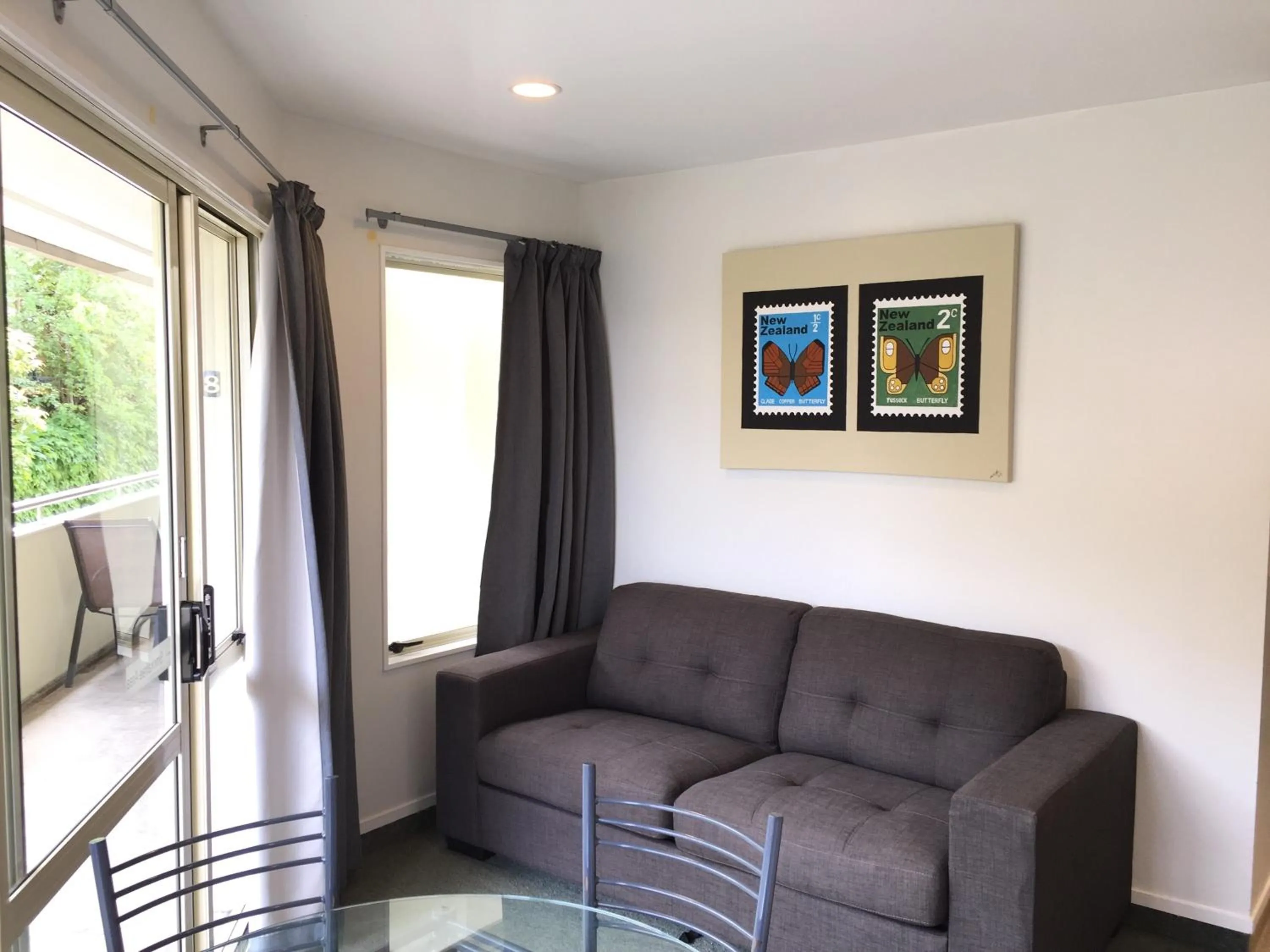 Living room in Baycourt Lakefront Motel