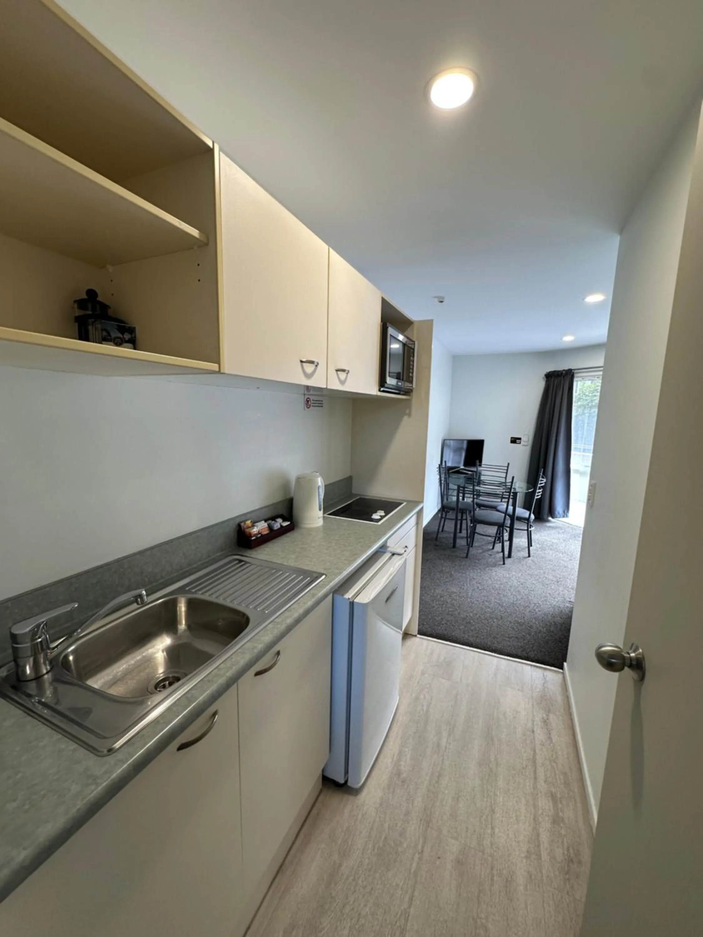 Kitchen or kitchenette in Baycourt Lakefront Motel