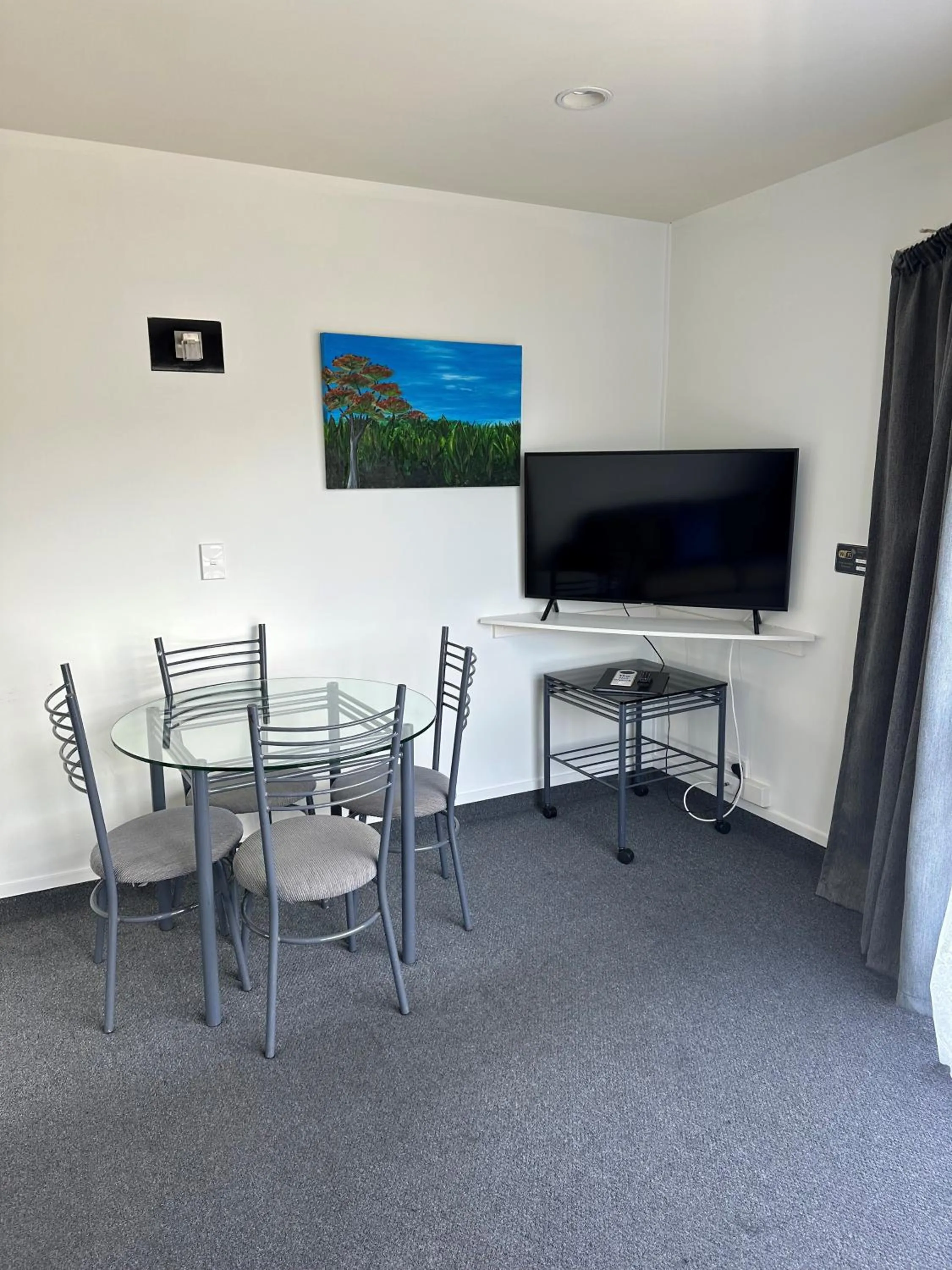 Communal lounge/ TV room in Baycourt Lakefront Motel