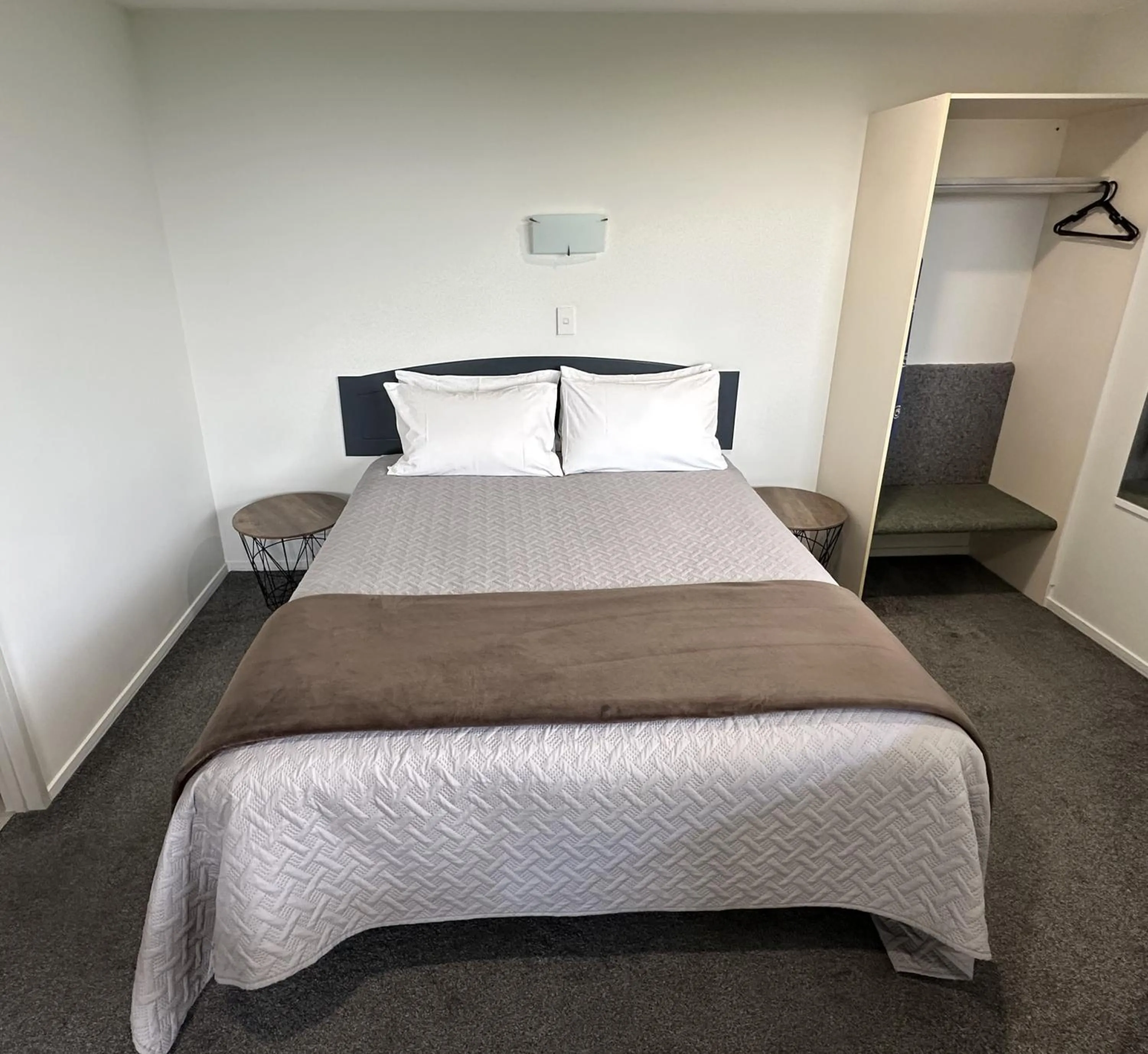 Bedroom, Bed in Baycourt Lakefront Motel