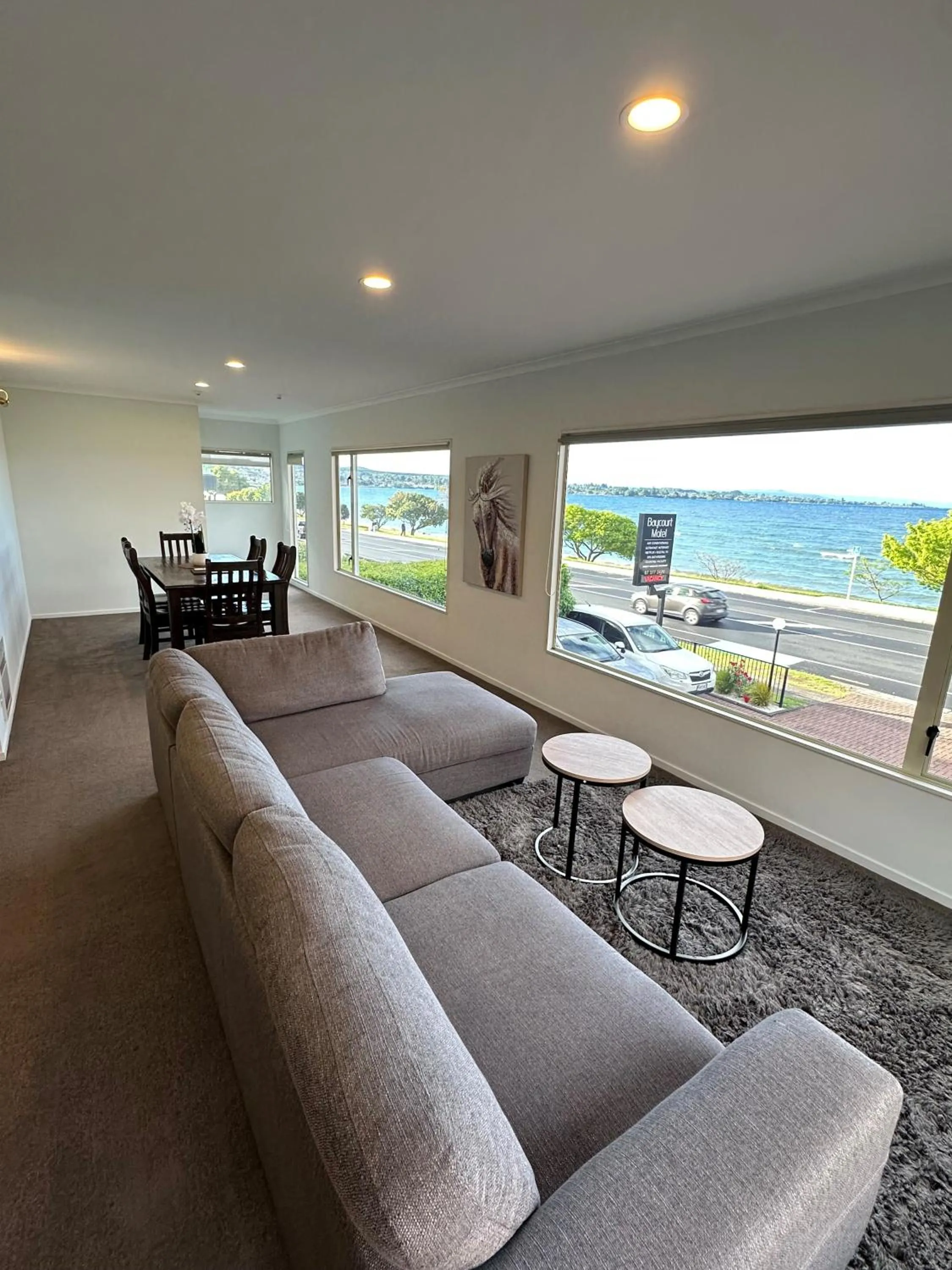 Dining area in Baycourt Lakefront Motel