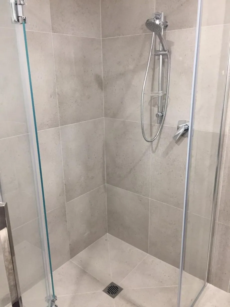 Shower in Baycourt Lakefront Motel