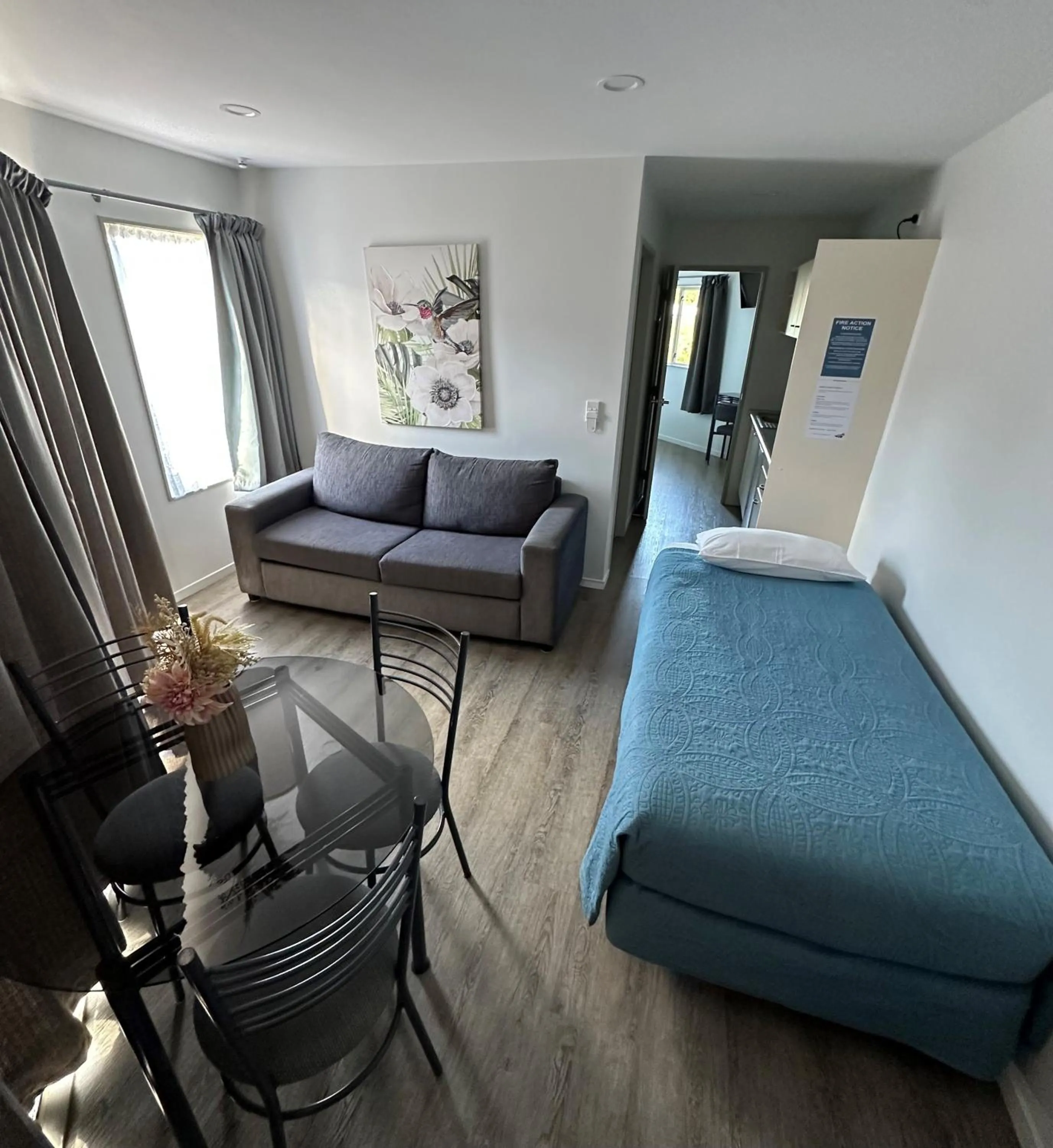 Living room, Bed in Baycourt Lakefront Motel