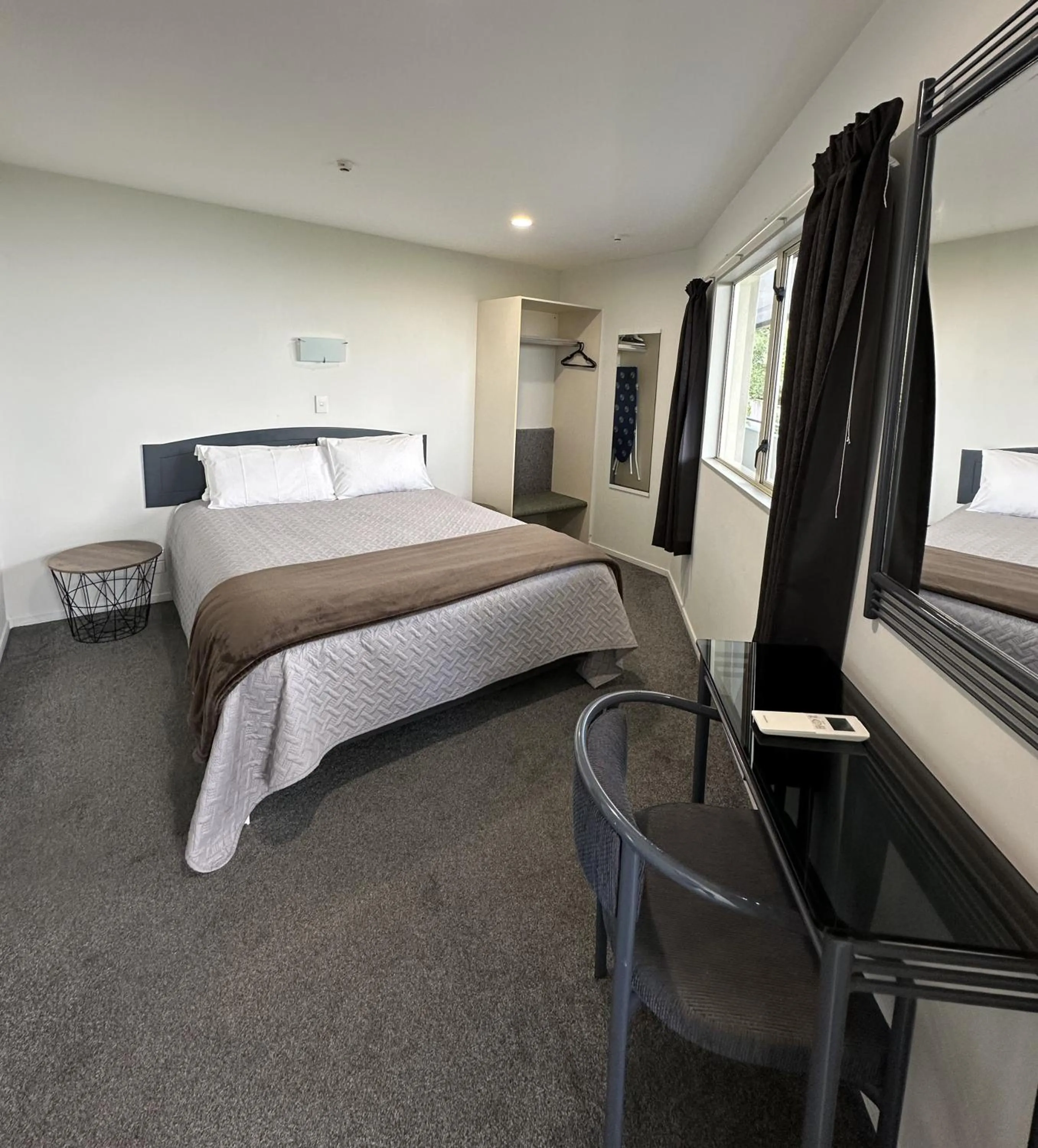 Bedroom, Bed in Baycourt Lakefront Motel