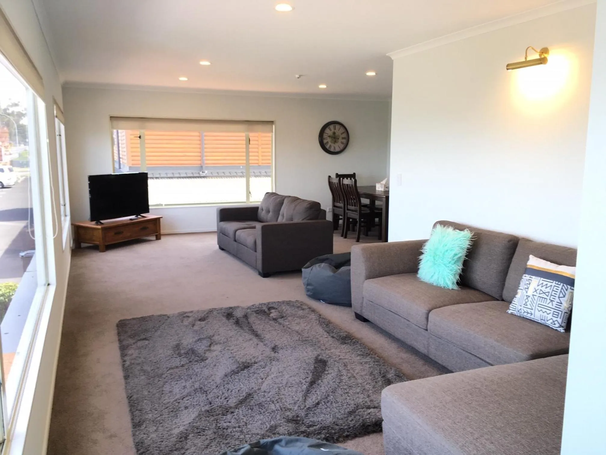 TV and multimedia in Baycourt Lakefront Motel