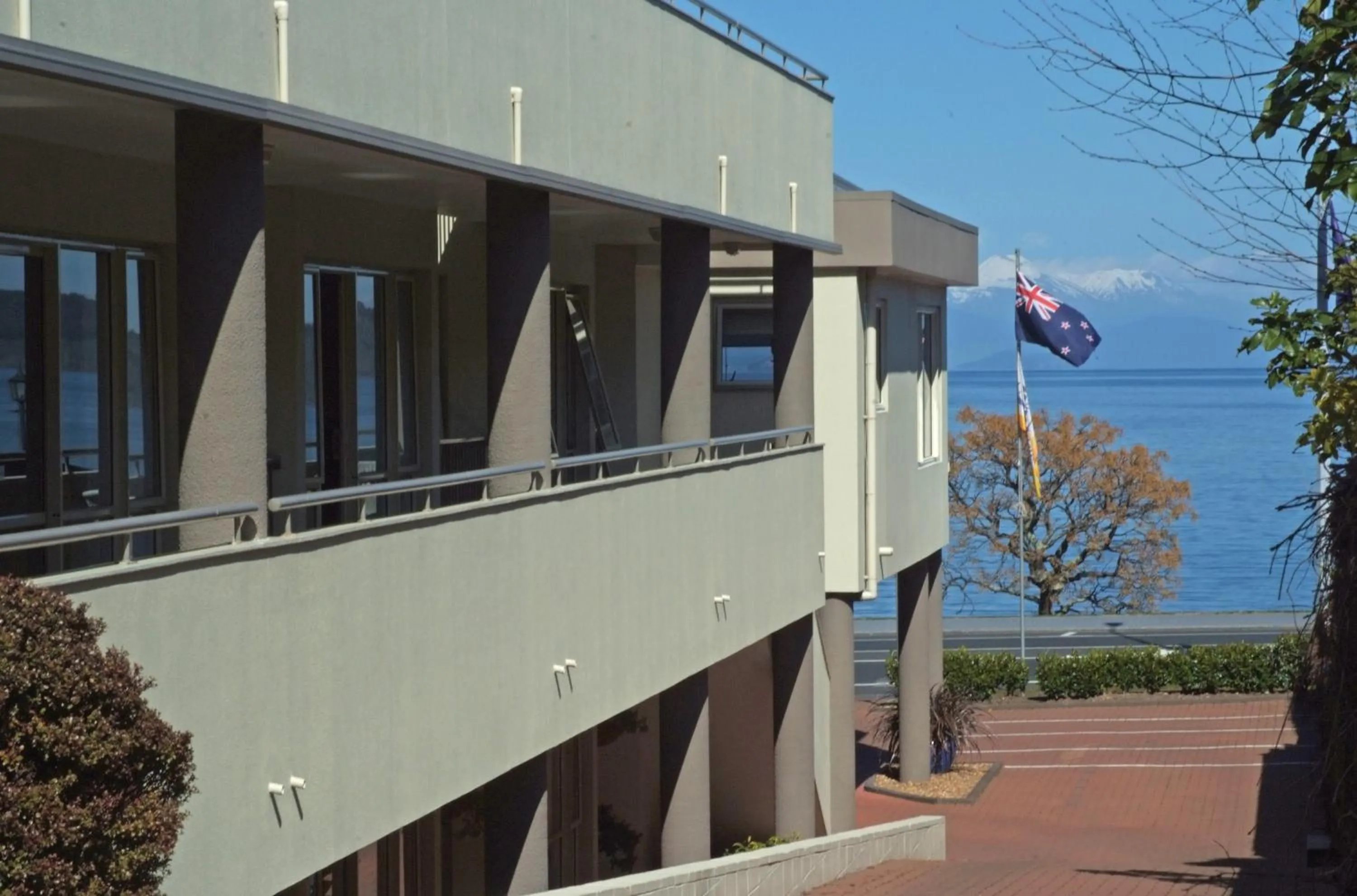 Lake view in Baycourt Lakefront Motel