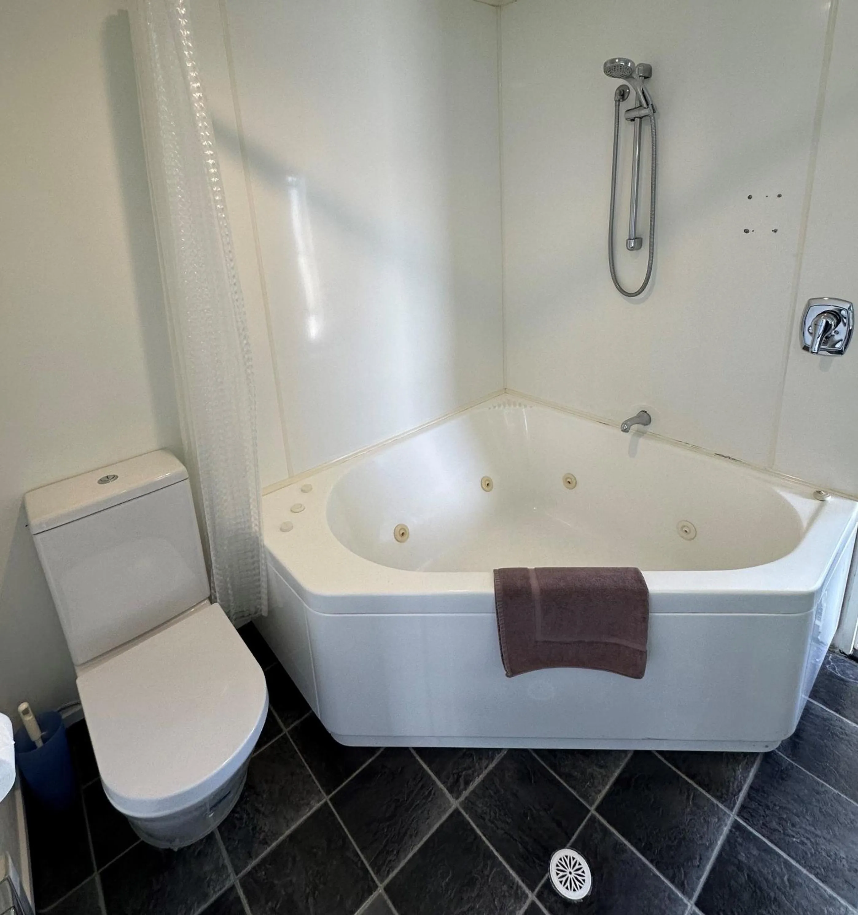 Bathroom in Baycourt Lakefront Motel