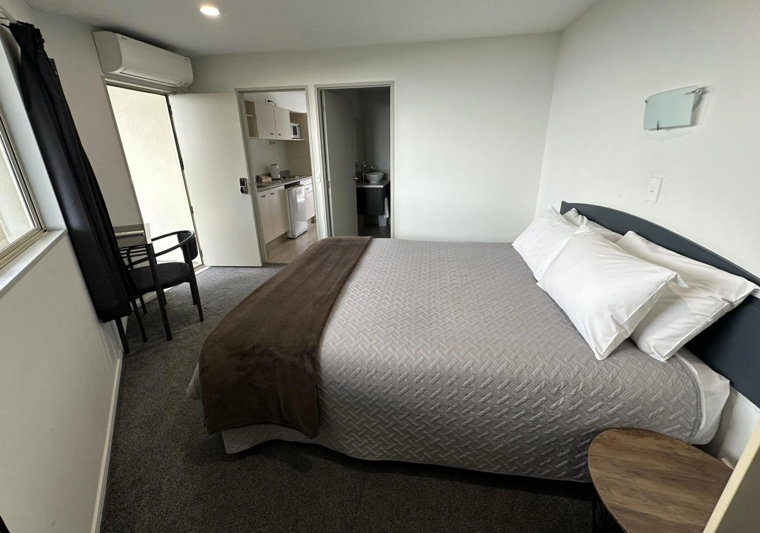 Bedroom, Bed in Baycourt Lakefront Motel