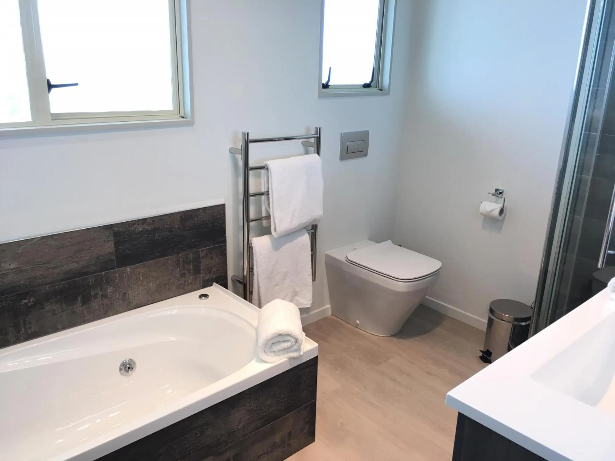 Toilet in Baycourt Lakefront Motel